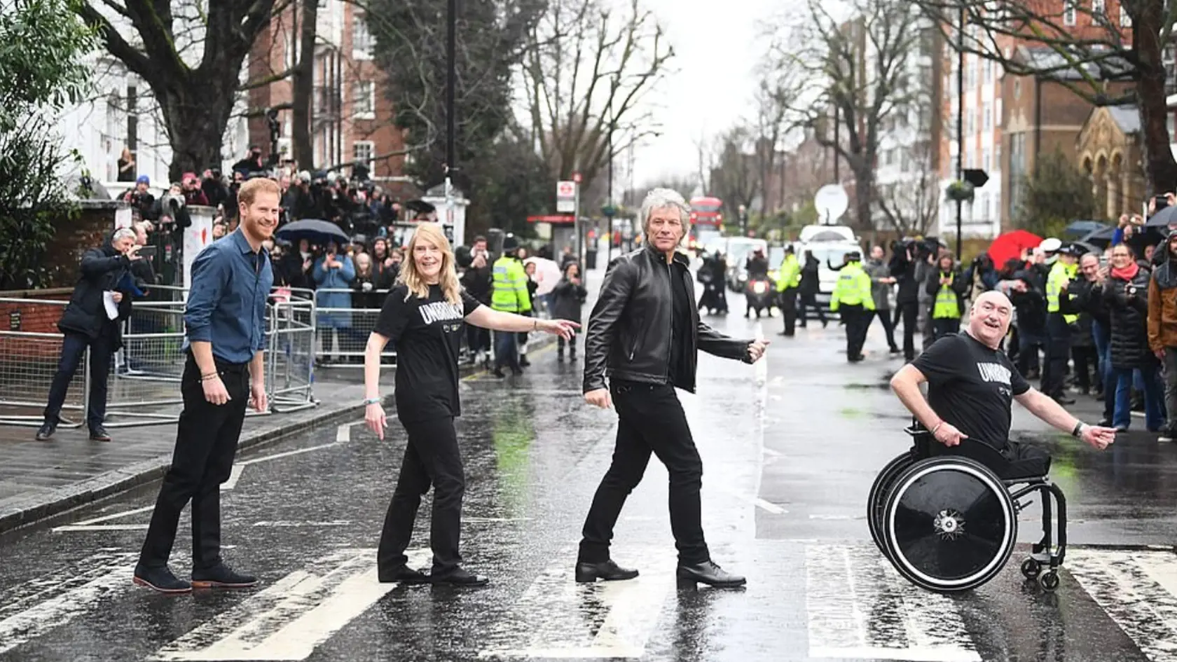 Princ Harry a spevák Bon Jovi.