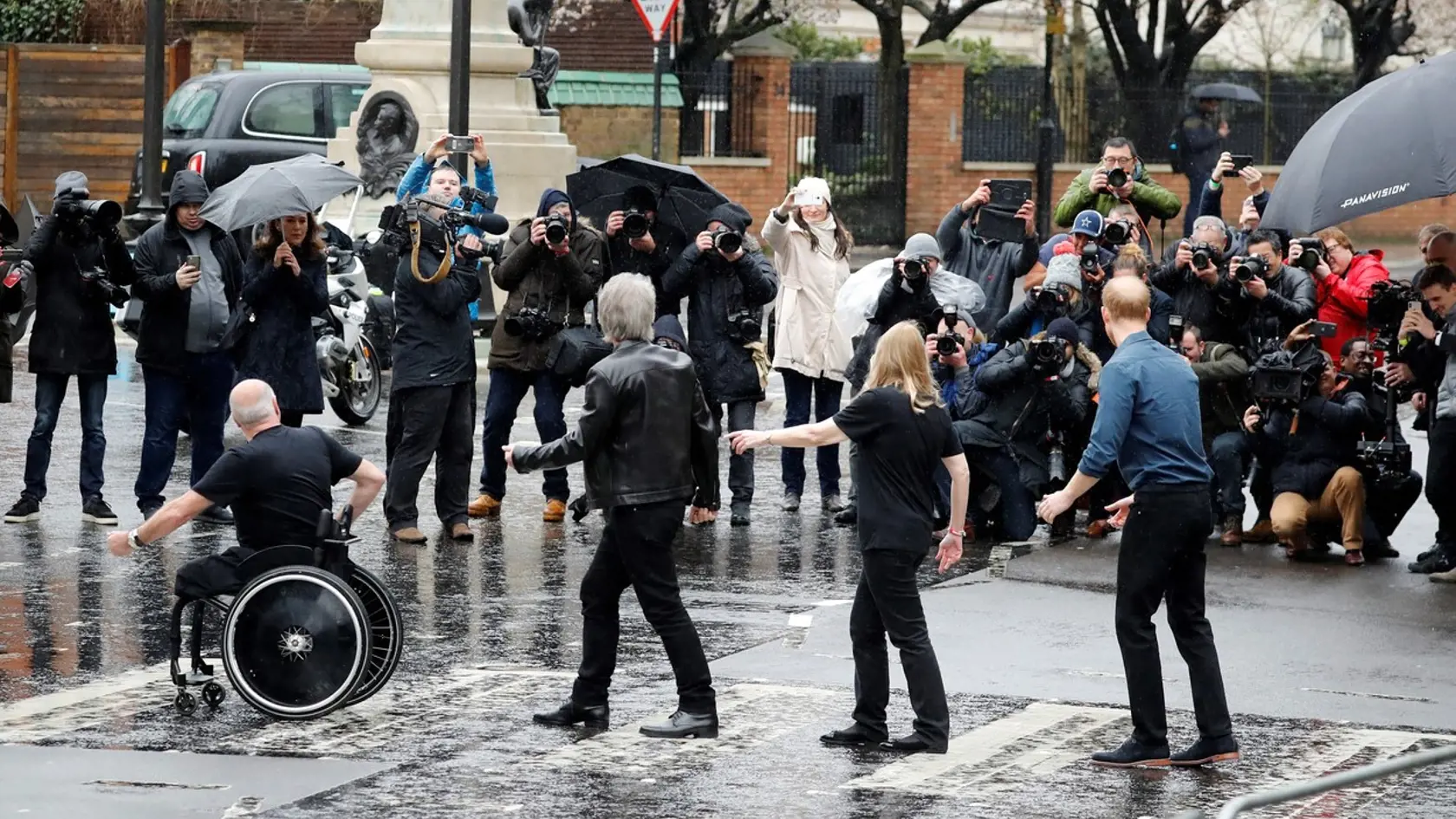 Princ Harry a Bon Jovi pracujú na spoločnej pesničke.