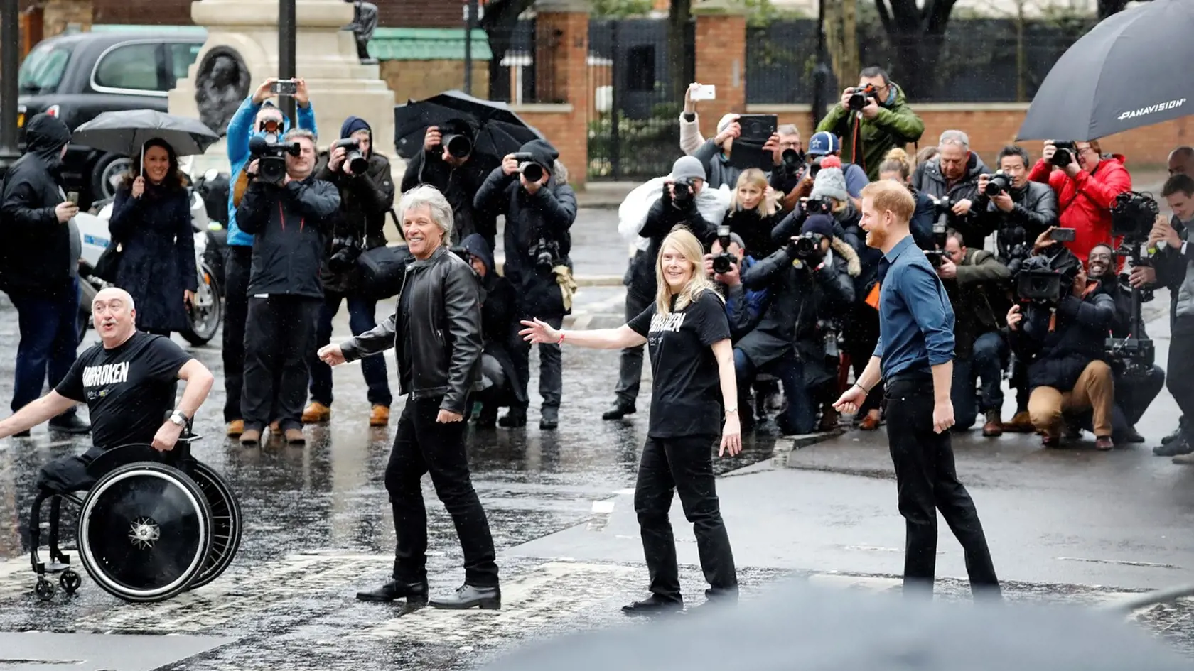 Princ Harry a Bon Jovi pracujú na spoločnej pesničke.
