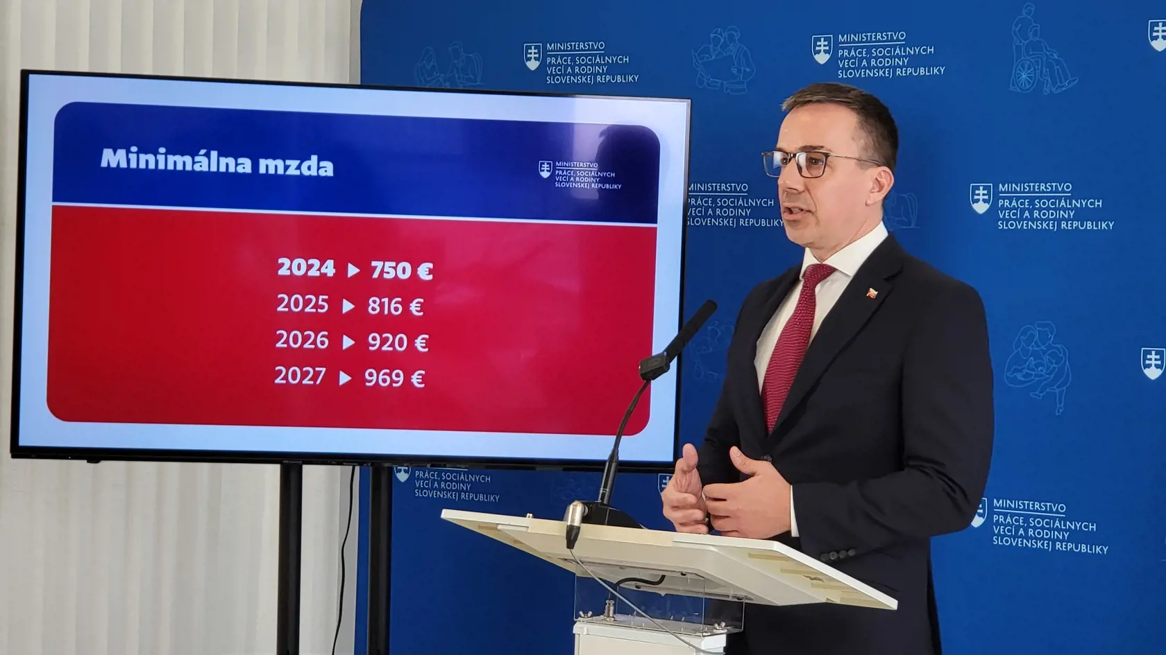 Minister práce Erik Tomáš predstavuje zmeny vo výpočte minimálnej mzdy.