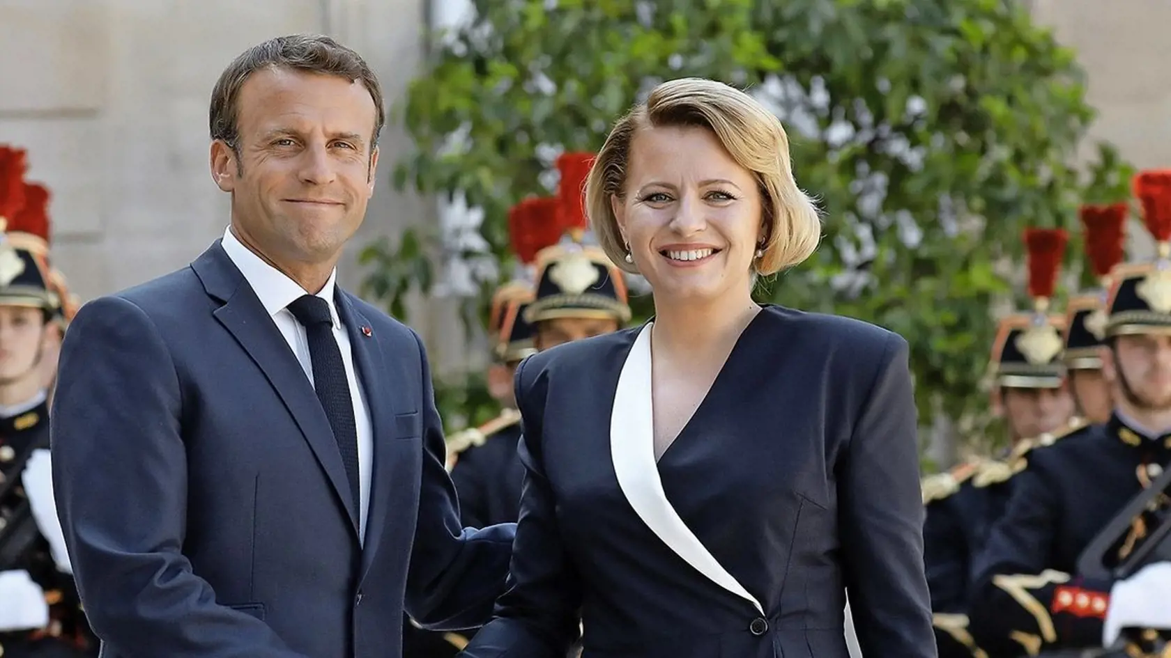 Prezidentka Zuzana Čaputová zabodovala už na jednej zo svojich prvých zahraničných ciest. Počas návštevy Paríža 24. júla 2019 si vyslúžila mnohé pochvaly nielen za účes, ale aj šaty.