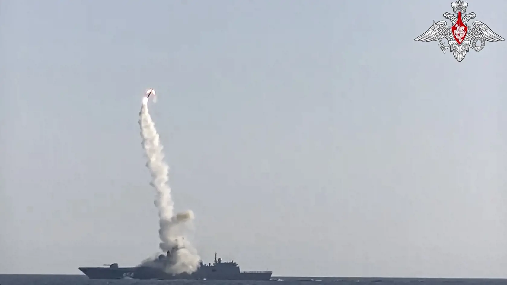 Na archívnej snímke z videa poskytnutom tlačovým odborom ruského ministerstva obrany je štart hypersonickej strely 3M22 Zirkon z fregaty Admiral Gorškov v Bielom mori na severe Ruska 19. júla 2021.