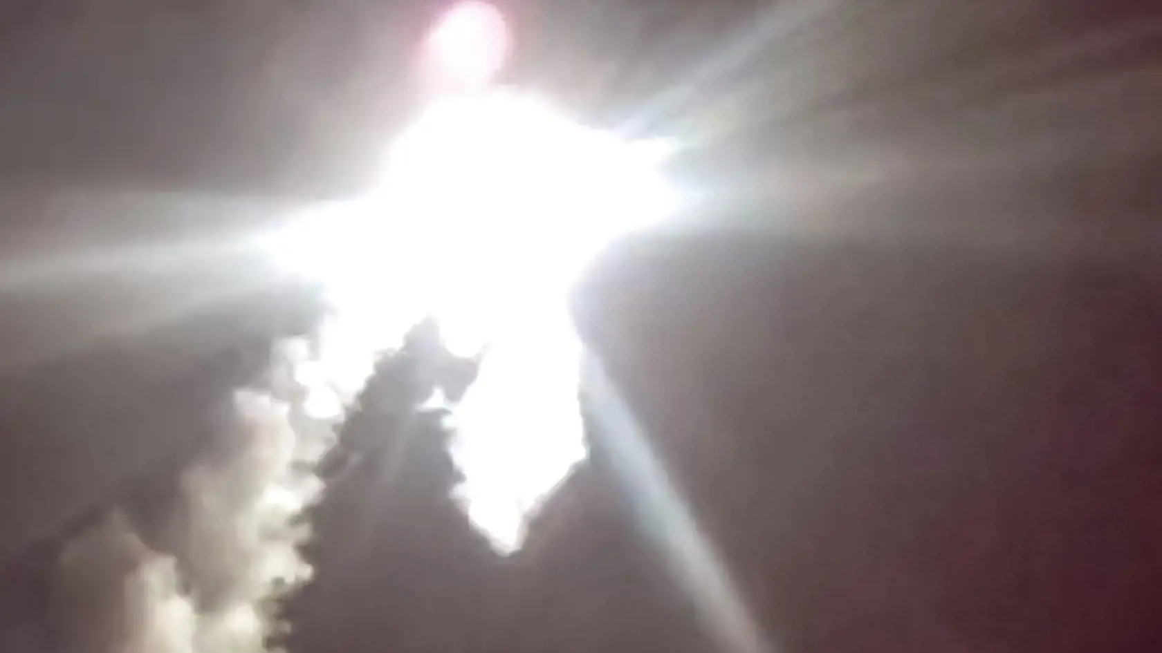 Na archívnej snímke odpálenie hypersonickej rakety Cirkon (Zirkón) v  Bielom mori na námorný cieľ vzdialený viac ako 400 kilometrov v pondelok 29. novembra 2021.