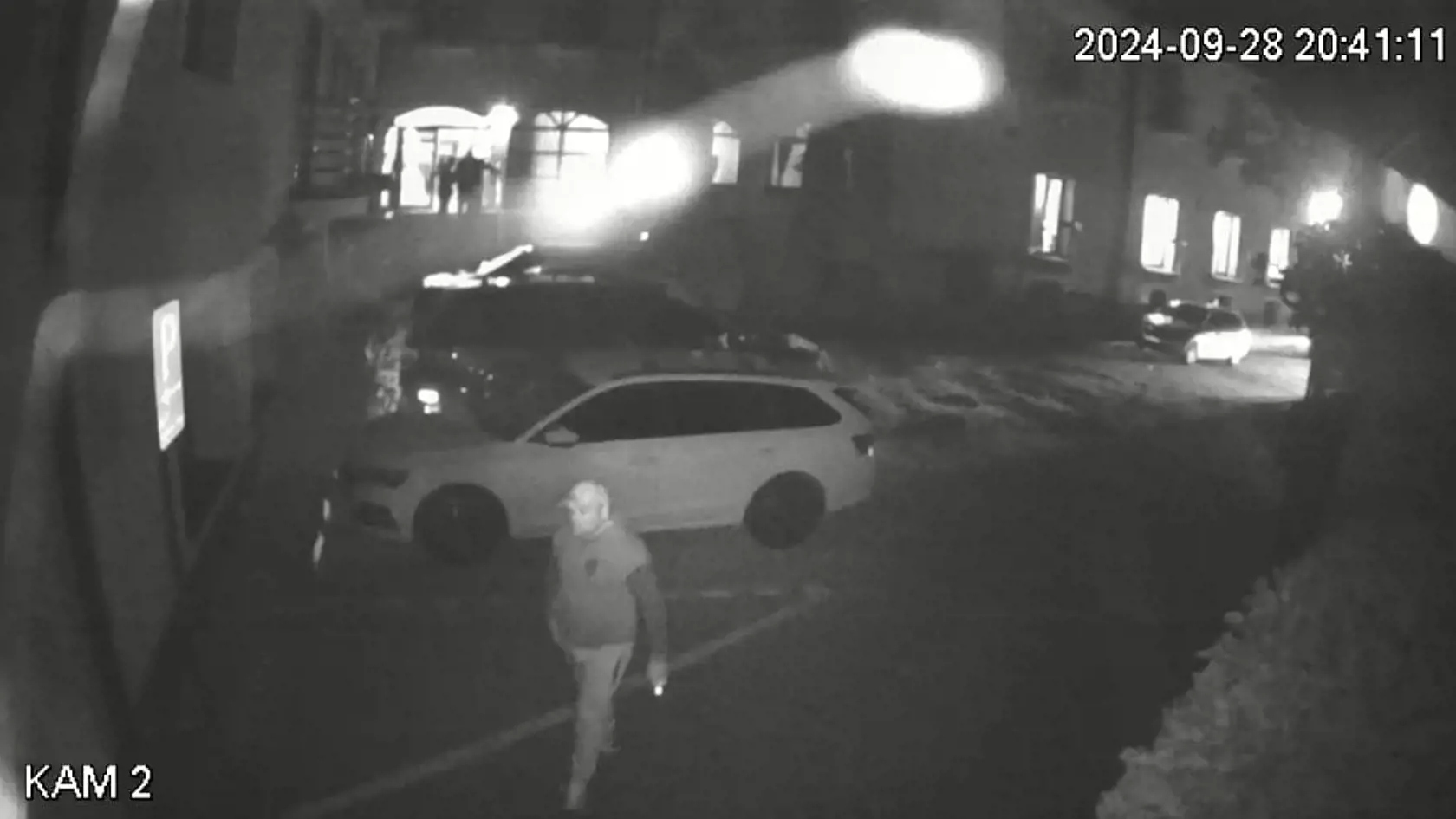 Filipov brat si napokon vyžiadal kamerové záznamy z hotela, ktoré odhalili, ako zlodej s neuveriteľným pokojom otvoril svadobné auto, pohodlne si v ňom posedel niekoľko minút, pričom si vyberal, čo mu prišlo pod ruku.