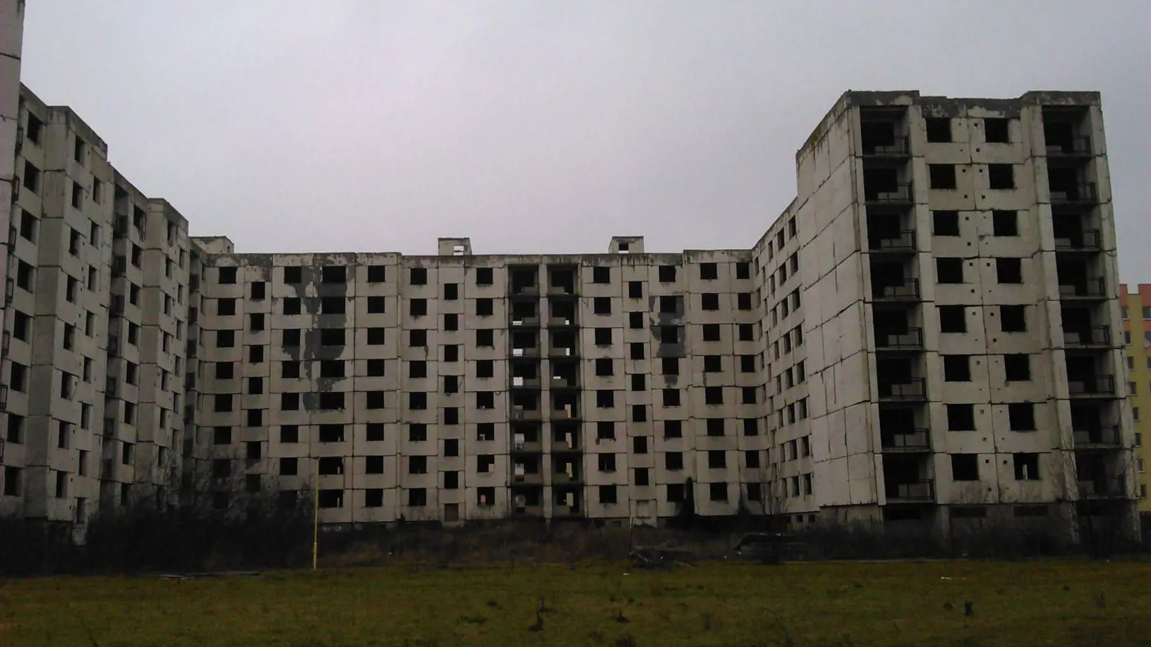 Opustená bytovka v Michalovciach, v ktorej vraj straší.