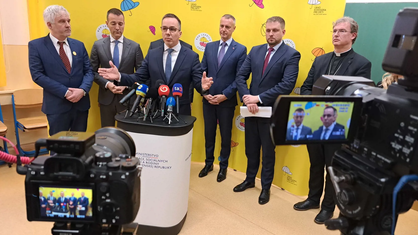 Pomôcť vyriešiť problémy detí v marginalizovaných rómskych komunitách má nadrezortná spolupráca. Na fotografii aj ministri Hlasu, zľava Tomáš Drucker, Erik Tomáš, Richard Raši a Kamil Šaško. FOTO TASR - Adriána Hudecová