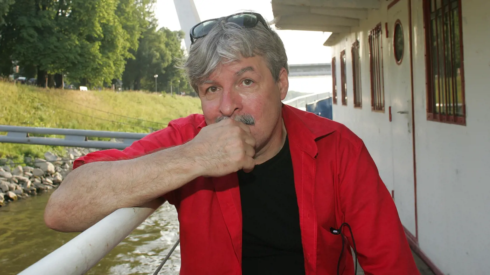 Marián Zednikovič: „Bol špecificky smutný, taký chaplinovský typ, ktorý spájal obrovské tragično s úsmevnosťou...“ povedal Martin Huba na jeho pohrebe.
