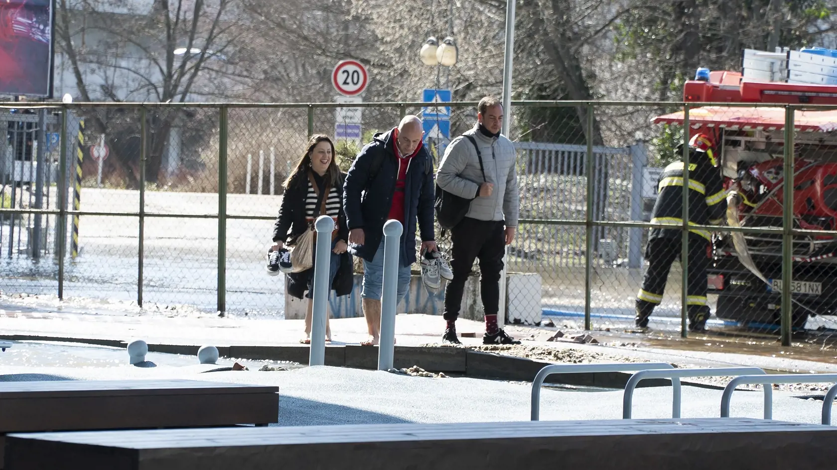 Sad Janka Kráľa a jeho okolie v Bratislave v nedeľu zaplavila voda. Došlo k poruche na jednom z veľkých transportných vodovodných potrubí vedúcich z vodného zdroja Pečniansky les smerom do Petržalky.