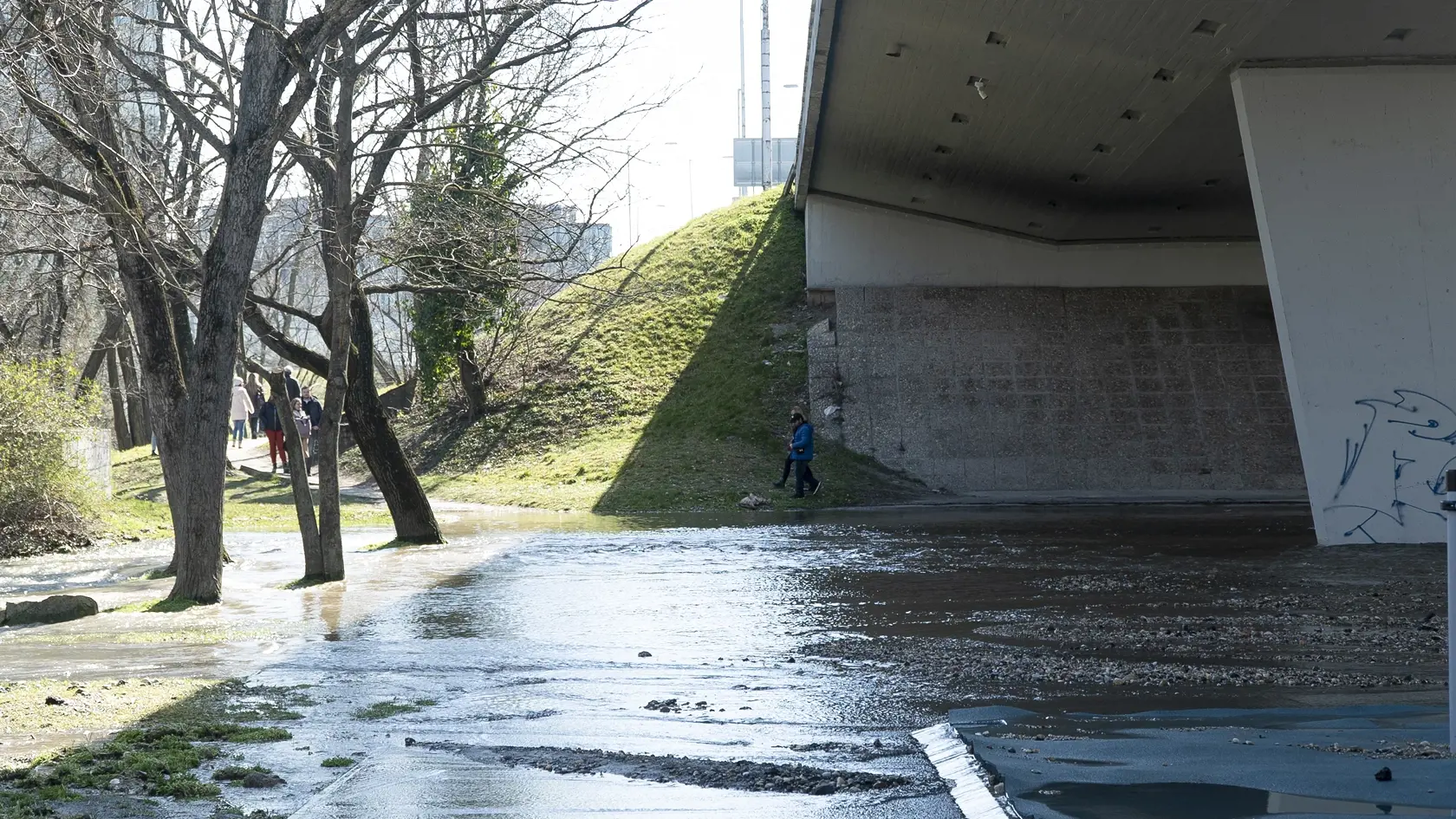 Sad Janka Kráľa a jeho okolie v Bratislave v nedeľu zaplavila voda. Došlo k poruche na jednom z veľkých transportných vodovodných potrubí vedúcich z vodného zdroja Pečniansky les smerom do Petržalky.