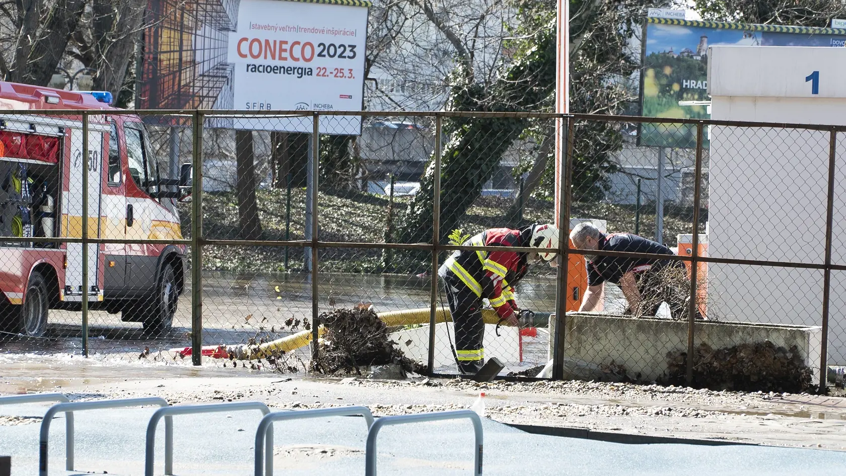 Sad Janka Kráľa a jeho okolie v Bratislave v nedeľu zaplavila voda. Došlo k poruche na jednom z veľkých transportných vodovodných potrubí vedúcich z vodného zdroja Pečniansky les smerom do Petržalky.