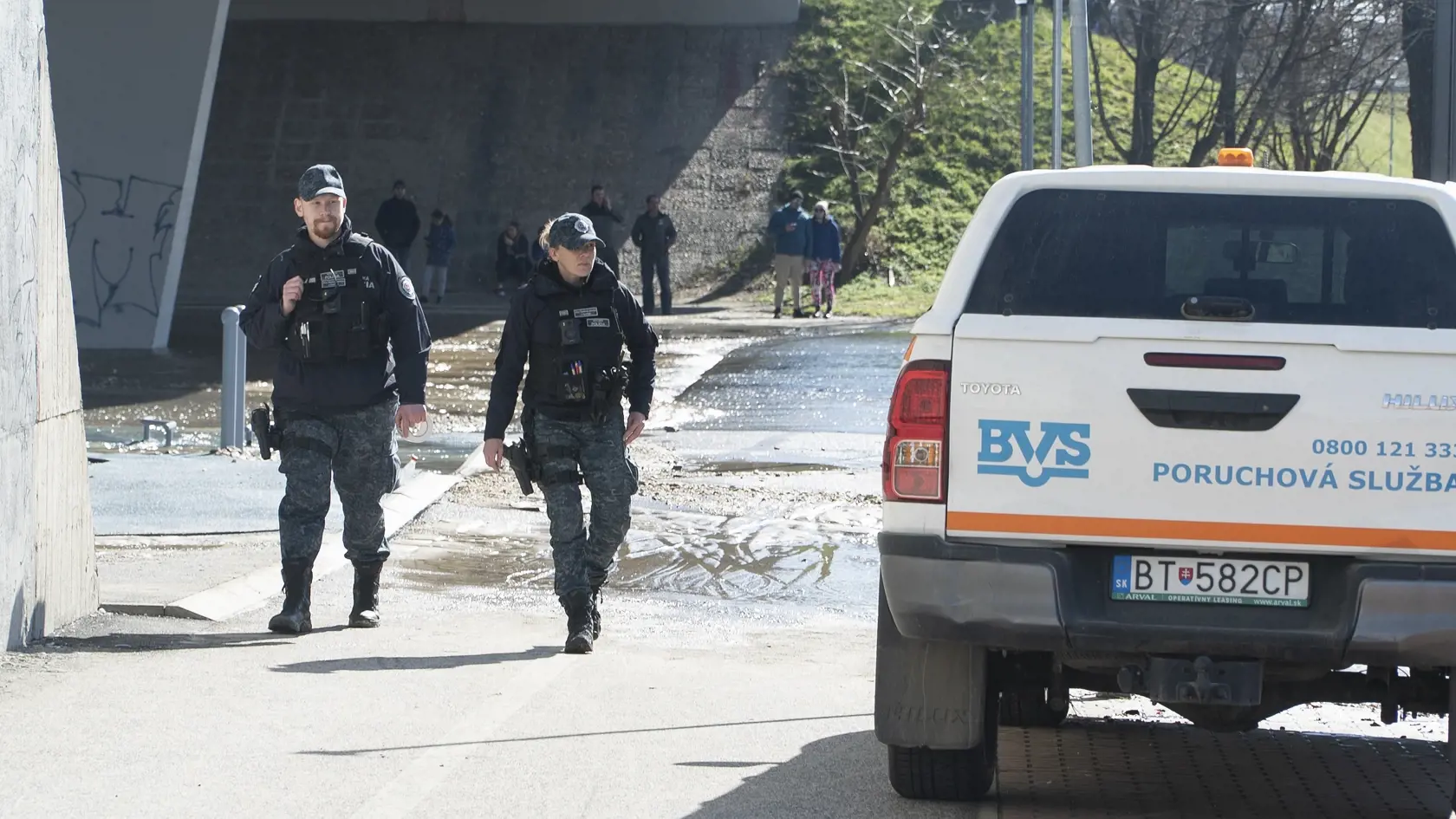 Sad Janka Kráľa a jeho okolie v Bratislave v nedeľu zaplavila voda. Došlo k poruche na jednom z veľkých transportných vodovodných potrubí vedúcich z vodného zdroja Pečniansky les smerom do Petržalky.