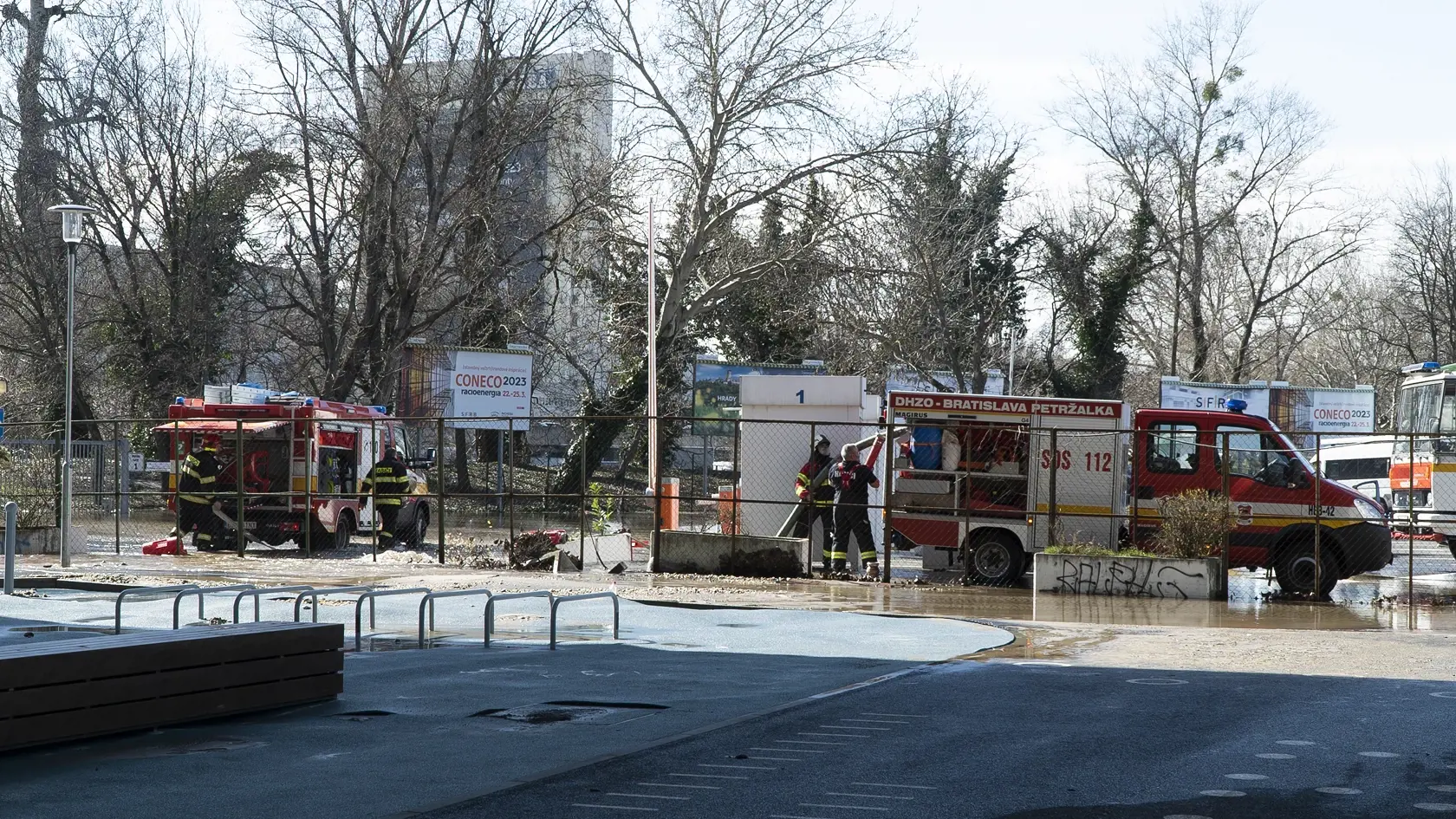 Sad Janka Kráľa a jeho okolie v Bratislave v nedeľu zaplavila voda. Došlo k poruche na jednom z veľkých transportných vodovodných potrubí vedúcich z vodného zdroja Pečniansky les smerom do Petržalky.