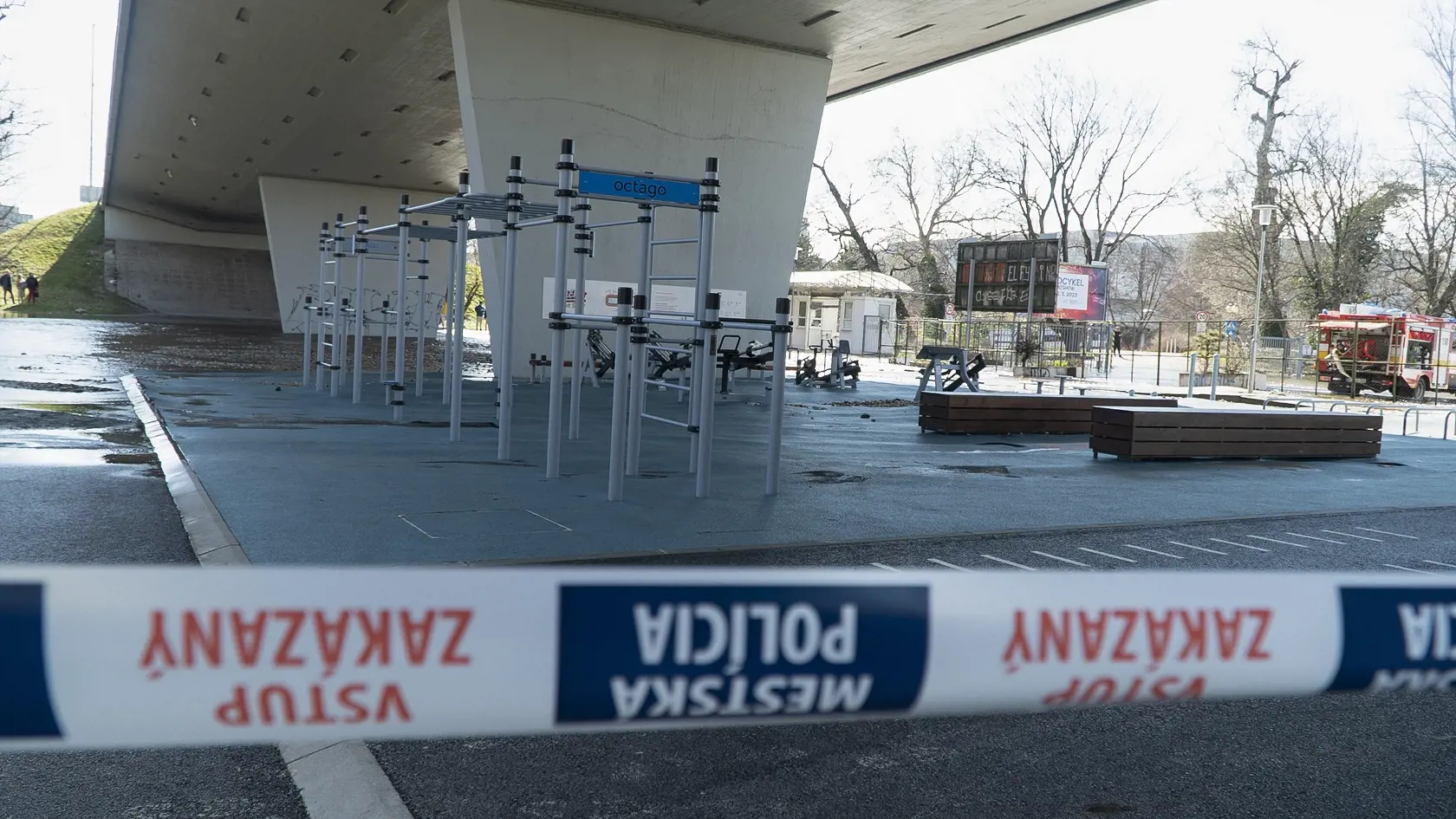Sad Janka Kráľa a jeho okolie v Bratislave v nedeľu zaplavila voda. Došlo k poruche na jednom z veľkých transportných vodovodných potrubí vedúcich z vodného zdroja Pečniansky les smerom do Petržalky.