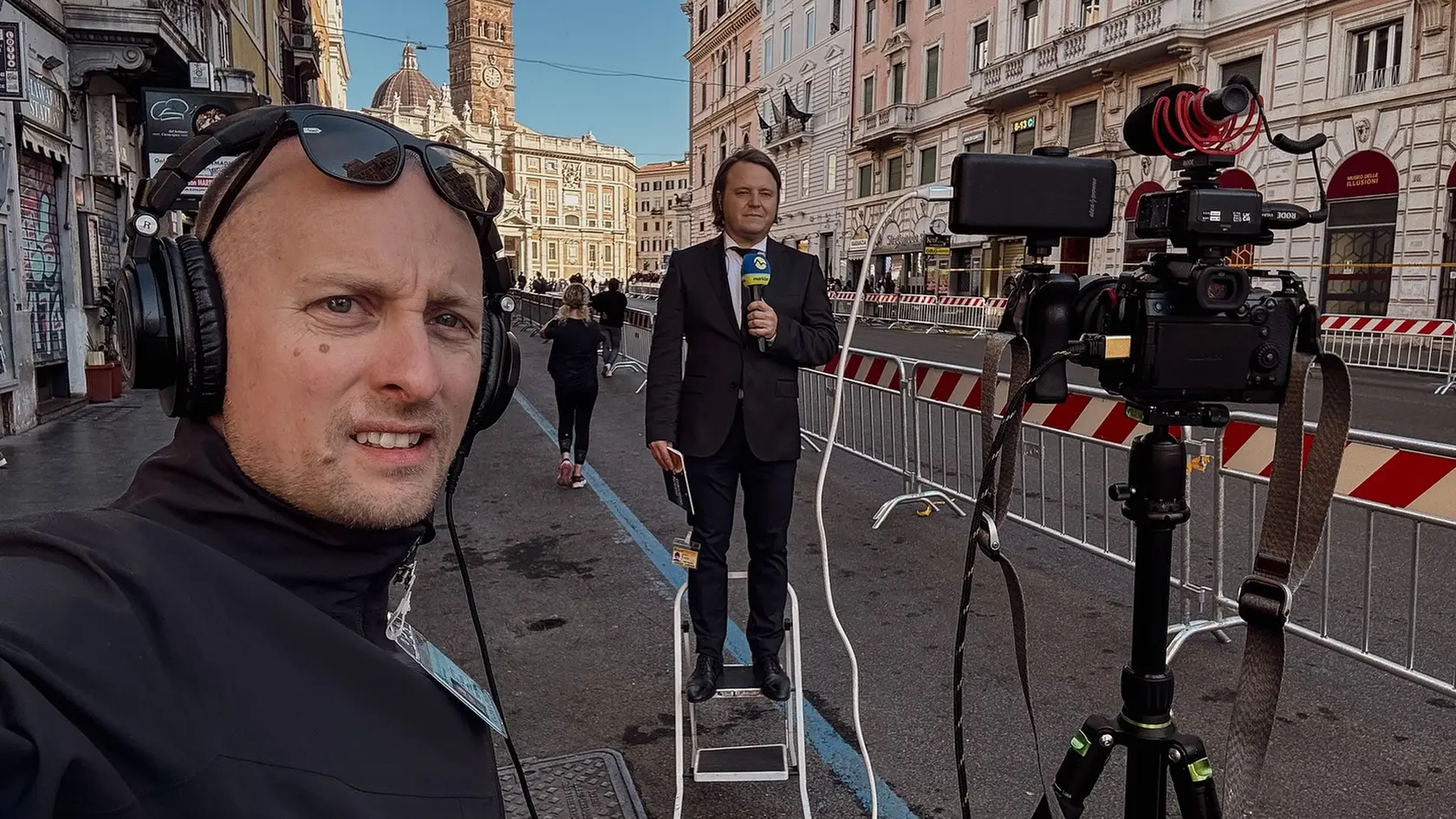 Kameraman a fotograf Martin Krystýnek trávil vo Vatikáne niekoľko ostatných dní. Napriek tomu, že tam bol pracovne, aj ako súkromná osoba vnímal dojímavú atmosféru vo večnom meste počas pohrebu pápeža Františka. 
