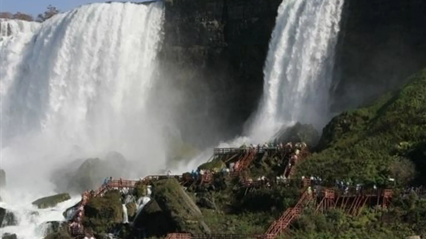 Muž skočil d Niagarských vodopádů.