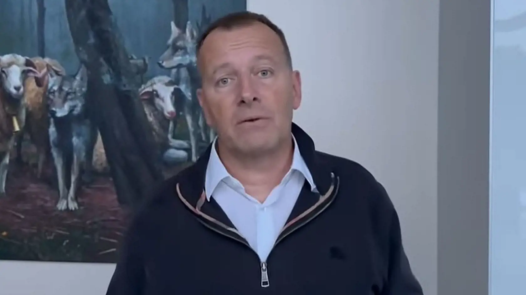 Luxus dopriava aj sebe. Napríklad na klinike, kde mu nastrelili vlasy.