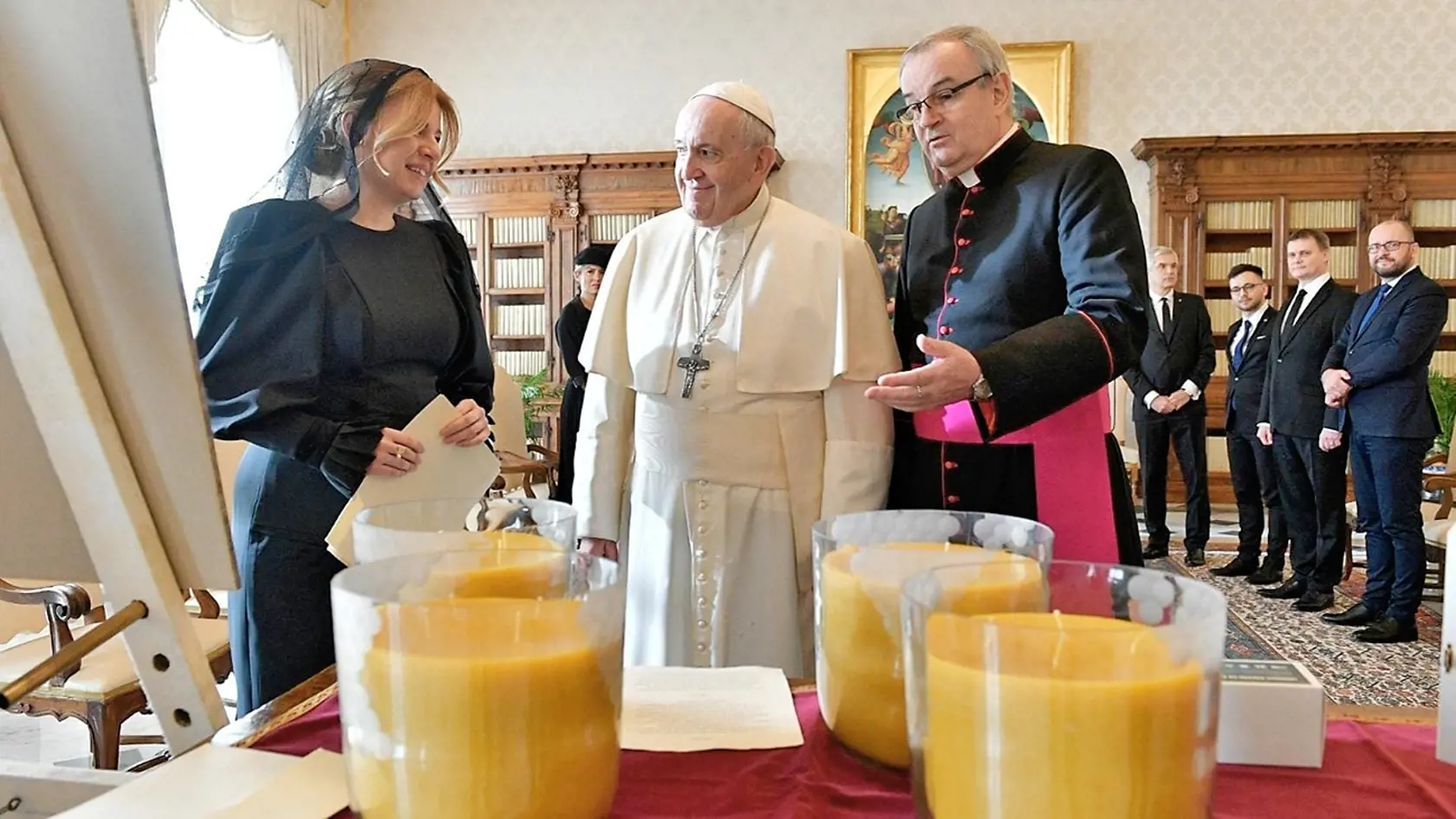 Ručne robené sviečky boli aj súčasťou adventného daru pre pápeža Františka.