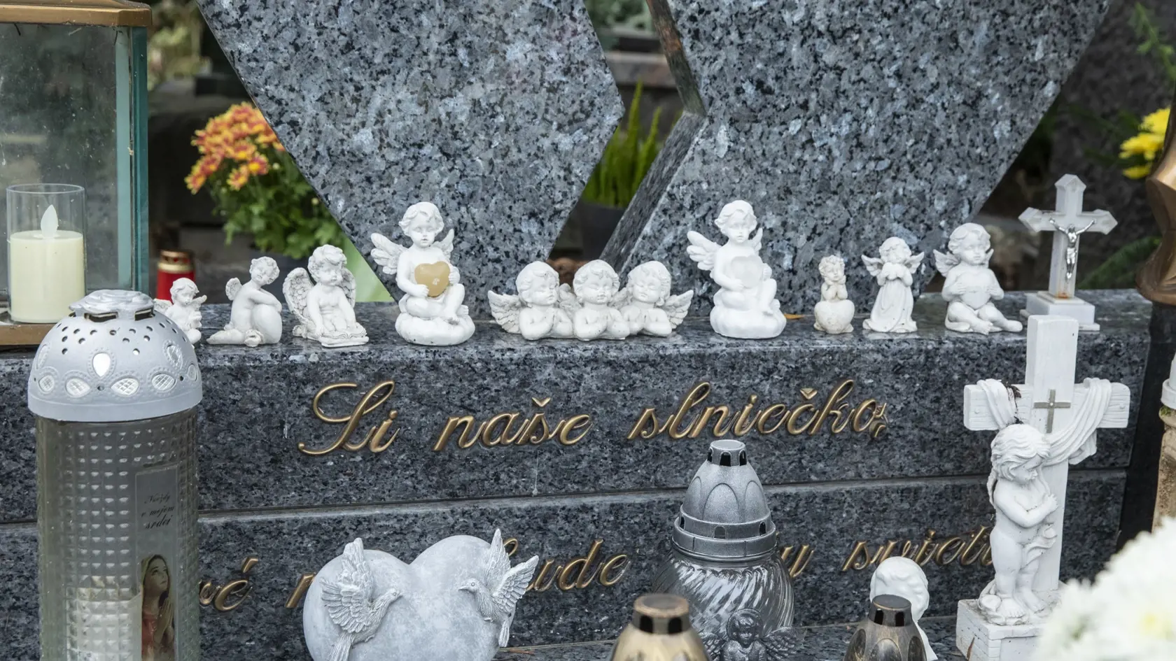 Na snímke je  miesto posledného odpočinku speváka Petra Fialu v Slávičom údolí.