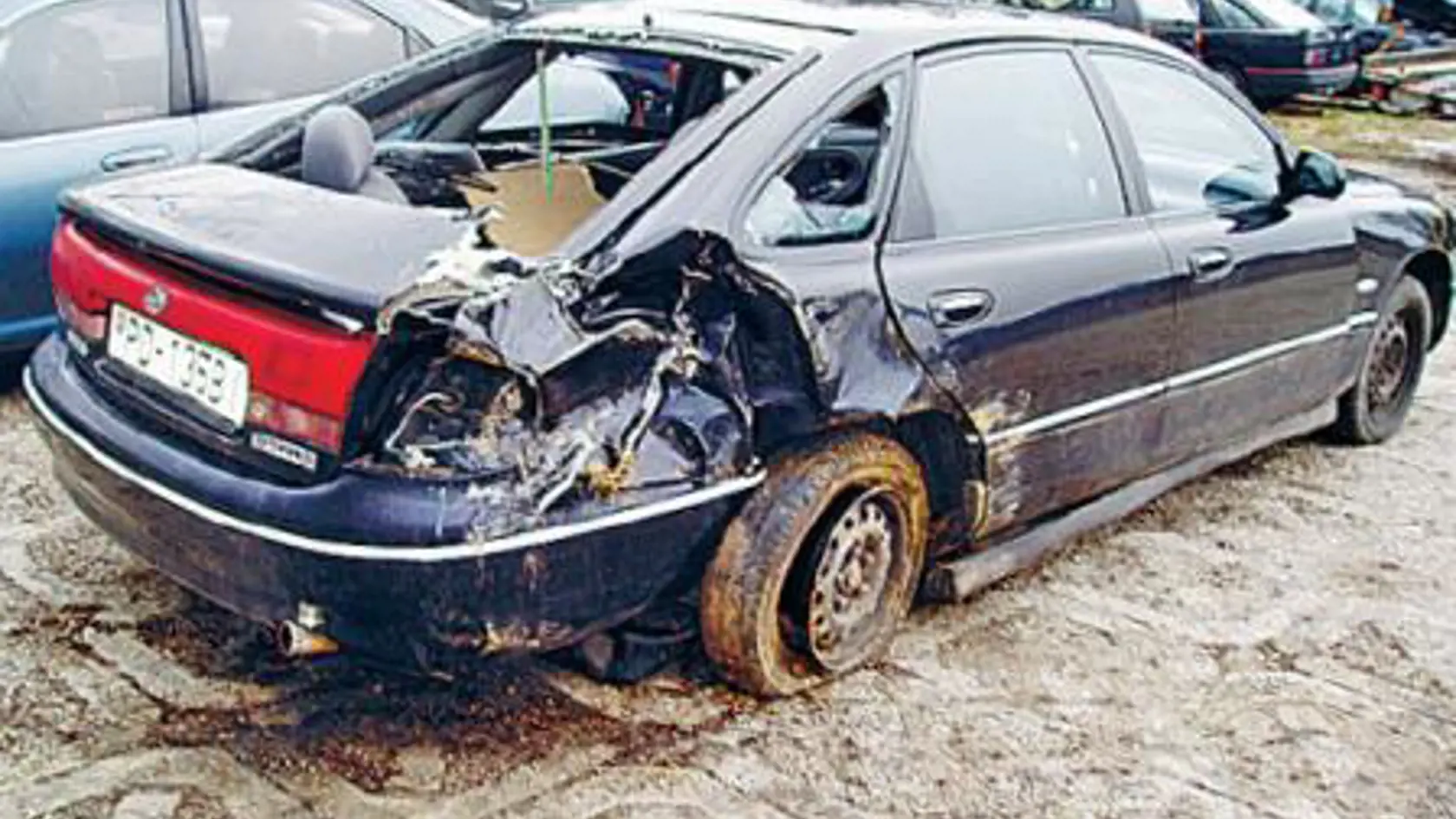 Jedným z najkontroverznejších úmrtí v našom šoubiznise je jednoznačne odchod z tohto sveta pre speváka Petra Fialu. Ten sedel dva dni po Vianociach 2004 v aute značky Mazda na zadnom sedadle. Toto auto chcela v istý moment zastaviť polícia, šofér však nešliapol na brzdu, ale na plynový pedál a začal utekať. Auto zastavili až varovné výstrely, pričom jeden z nich trafil Fialu, ktorý na následky tohto zranenia zomrel. Dodnes pritom nie je ozrejmené, kto vlastne auto šoféroval. 