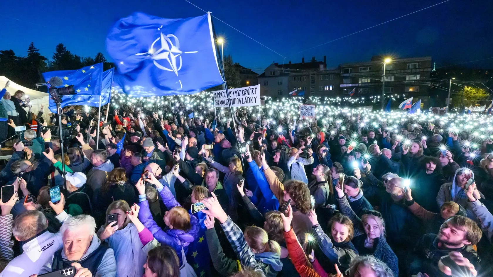 Na snímke účastníci na pochode „Nie ruskému zákonu!“ z Námestia slobody pred Národnú radu SR v Bratislave 3. apríla 2025. FOTO TASR - Jaroslav Novák