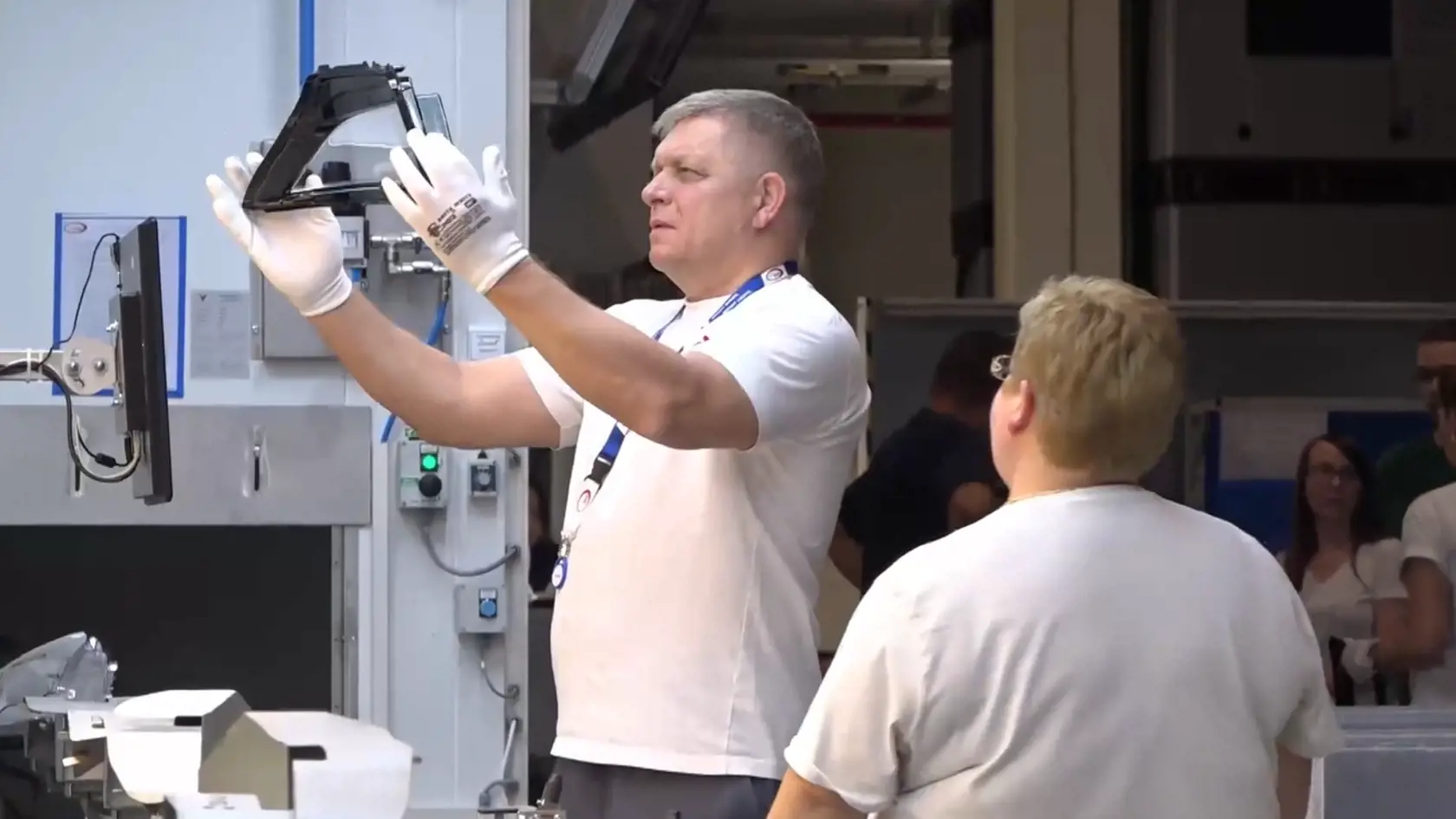Fico odpracoval nočnú zmenu v závode pri Topoľčanoch