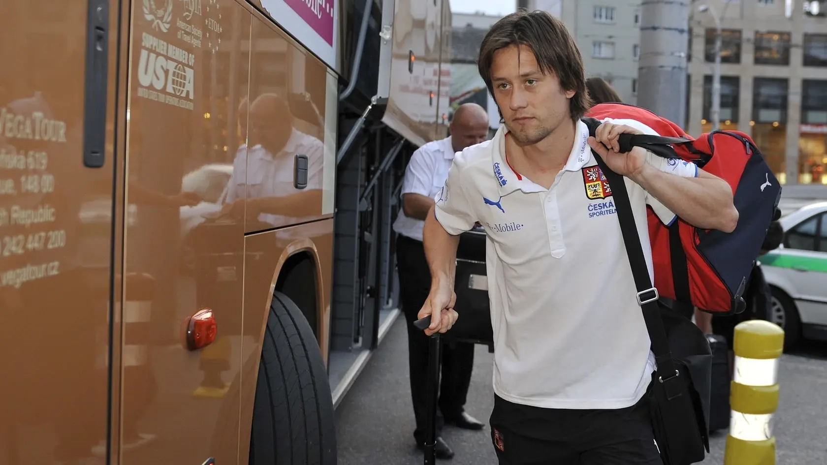 Archívna snímka (2009) - Český futbalový reprezentant Tomáš Rosický po výstupe z autobusu vchádza do hotela Crowne Plaza v Bratislave.