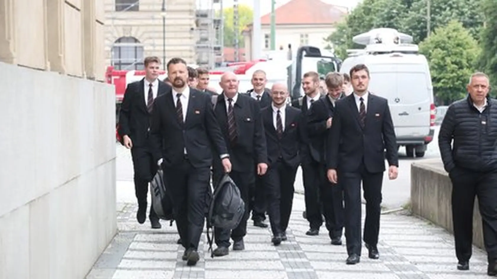 K Rudolfínu ľudia prichádzajú už od rána.
