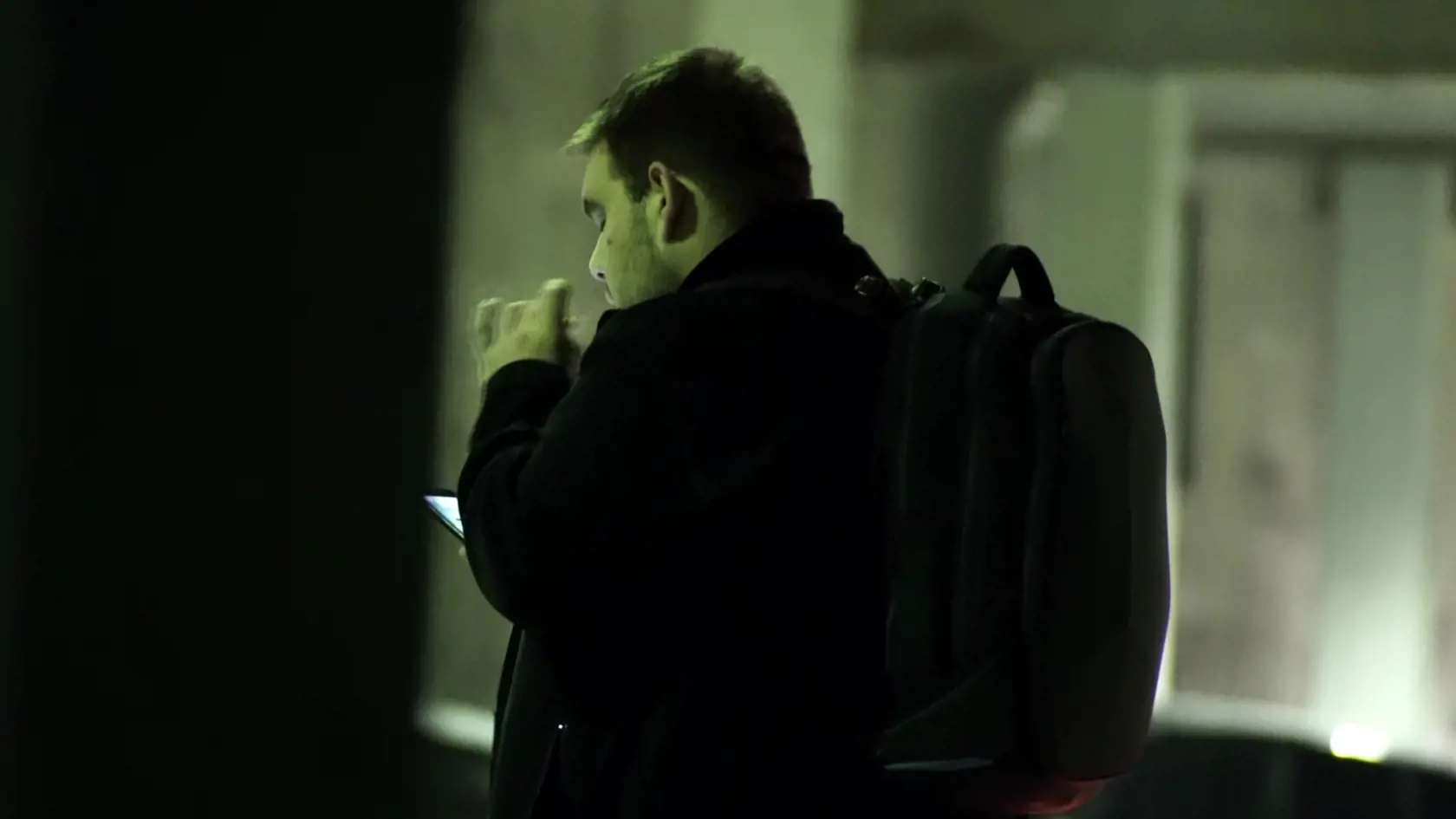 Tomáša nachytala skrytá kamera ako fajčí, pije energeťák a tlačí do seba tyčinku.