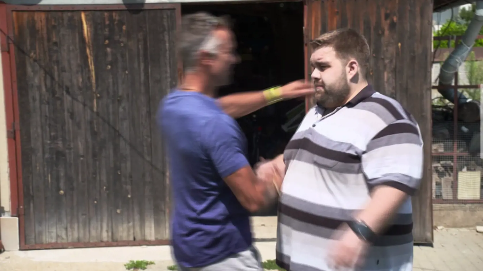 V Extrémnych premenách musel preto skončiť. No tréner sa nádejal, že možno ho takáto facka nakopne. Omyl, keď ho po vyhodení zo šou prišiel navštíviť, mal 179 kg. „Je to moje osobnostné zlyhanie. Je to moja vina,“uznal uplakane mladík. Ako sa mu darí dnes, nevedno. Na sociálnych sieťach sa neprezentuje.