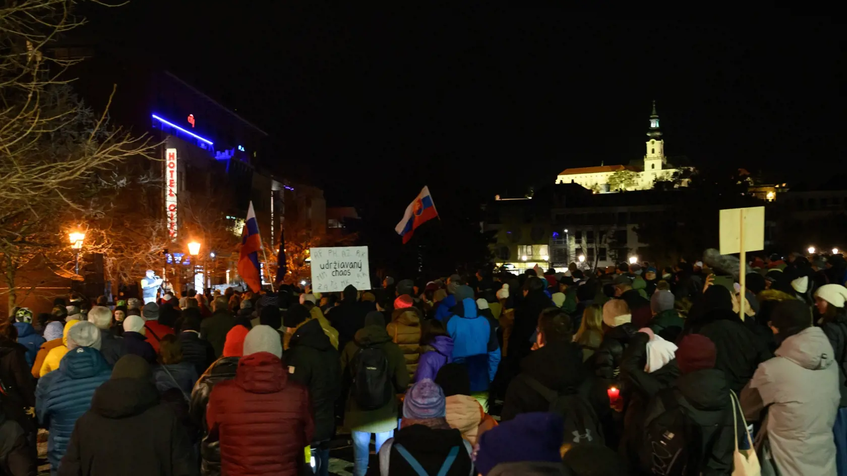Na snímke účastníci spoločného zhromaždenia  pri príležitosti 7. výročia vraždy Jána Kuciaka a Martiny Kušnírovej a iniciatívy Mier Ukrajine v Nitre v piatok 21. februára 2025. Novinára Jána Kuciaka a jeho snúbenicu Martinu Kušnírovú zavraždili 21. februára 2018 v ich rodinnom dome vo Veľkej Mači v okrese Galanta. Najpravdepodobnejším motívom bola podľa polície jeho investigatívna žurnalistická práca.