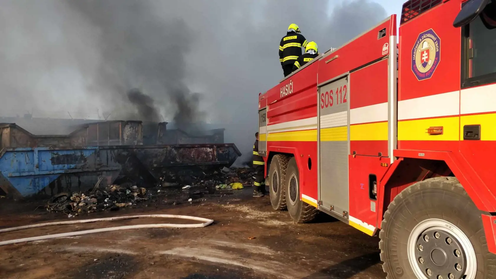 Na mieste zasahovali príslušníci HaZZ a DHZO Paňovce a Geča. Požiar sa rozšíril aj do pár metrov vzdialeného areálu zberných surovín, kde začal horieť uskladnený materiál