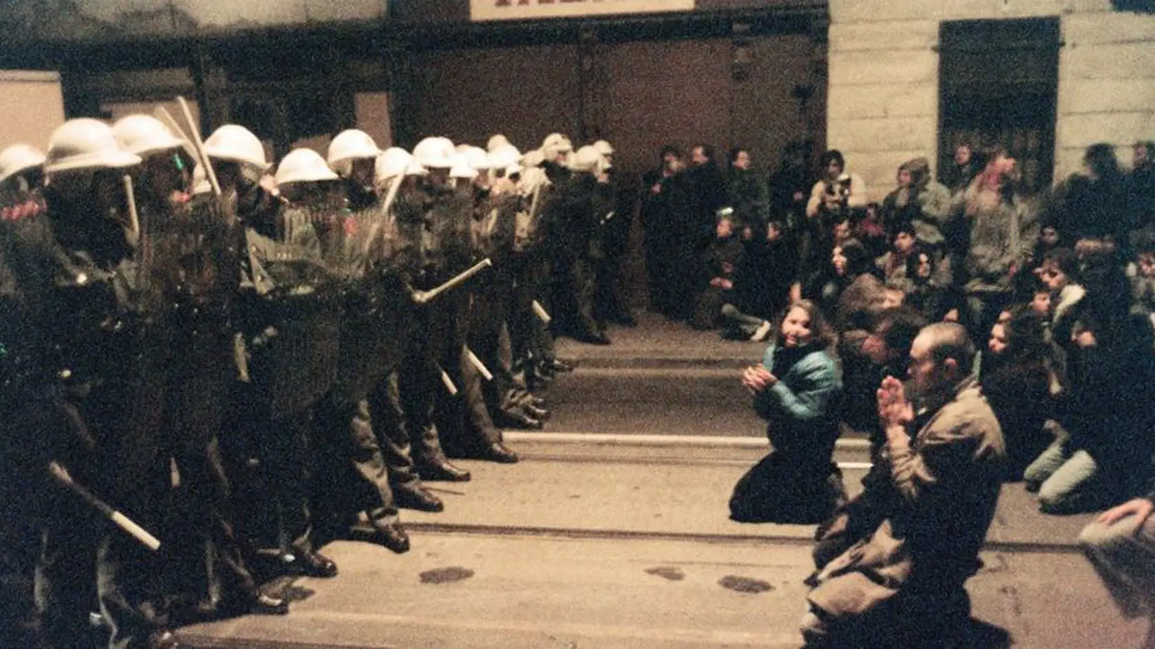 Demonštrácia na Národnej triede v Prahe 17. novembra 1989.
