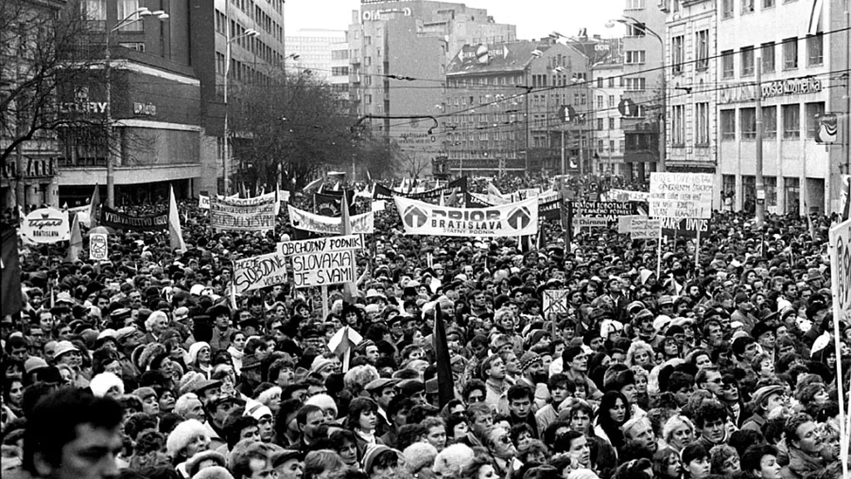 Počas demonštrácií Nežnej revolúcie sa v českých a slovenských uliciach stretli ľudia bojujúci za demokraciu.