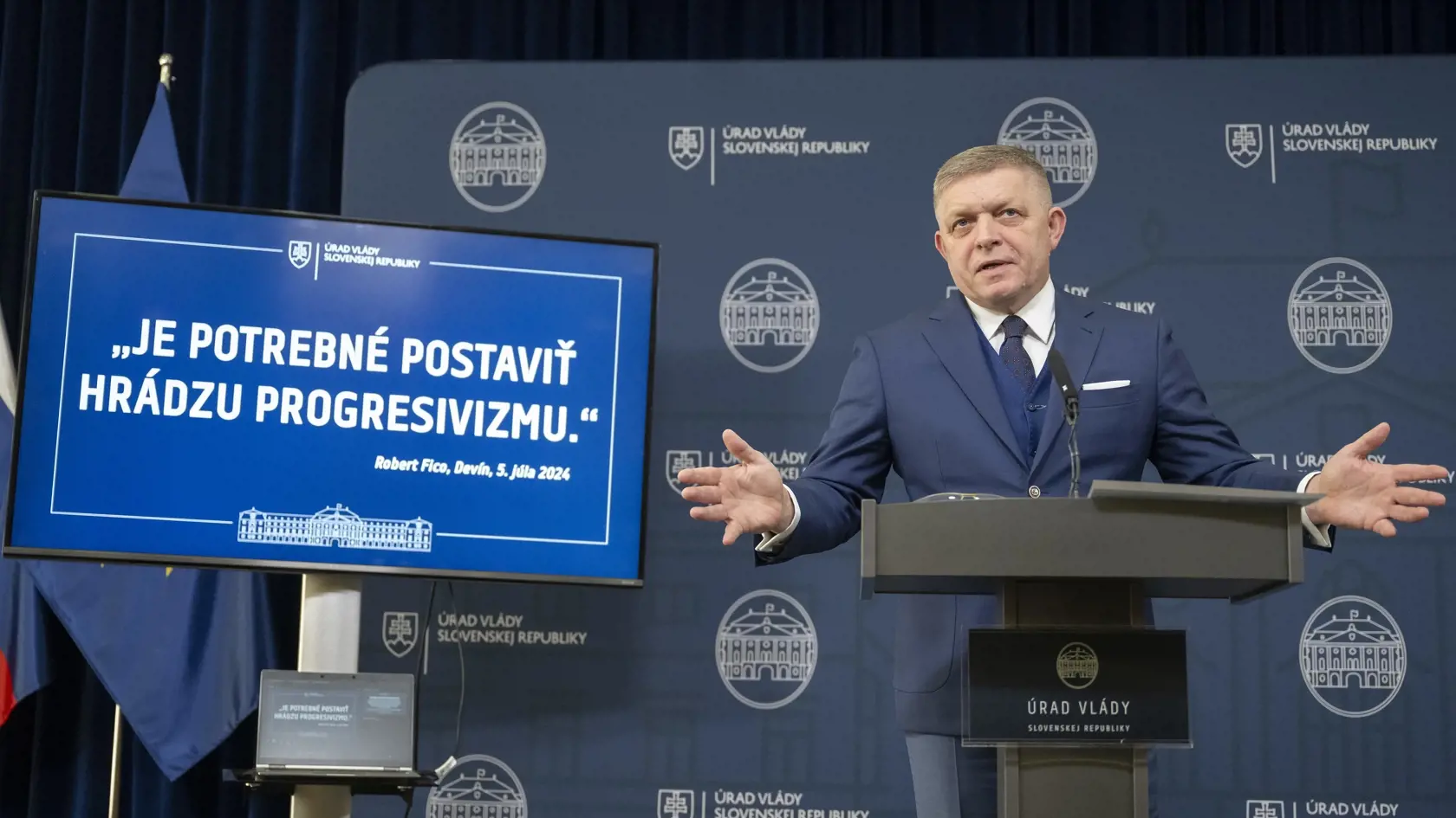 Na snímke premiér SR Robert Fico (Smer-SD) gestikuluje počas tlačovej konferencie na tému  Ústavná hrádza proti progresivizmu v Bratislave v pondelok 27. januára 2025. FOTO TASR - Martin Baumann