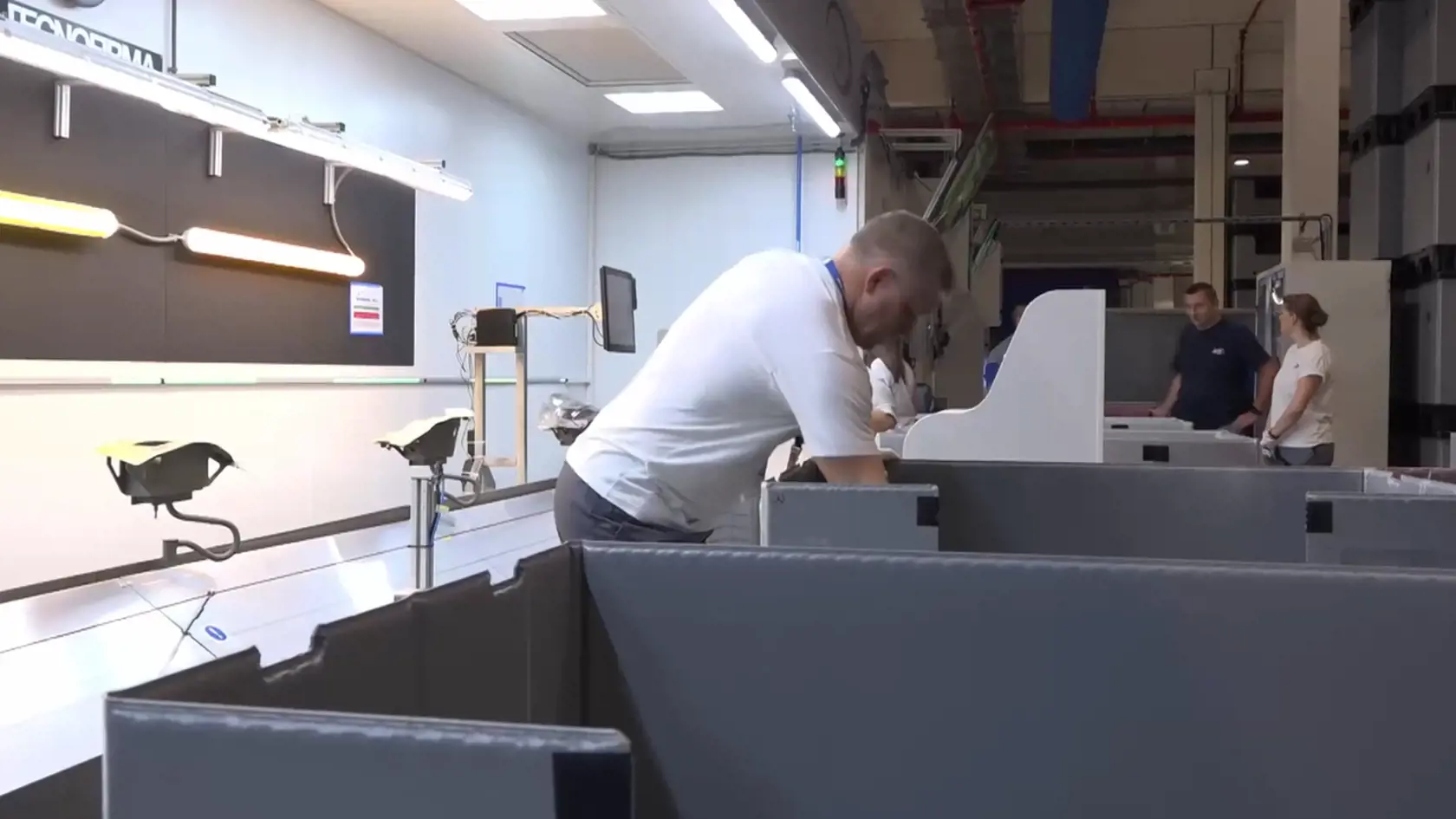 Predseda vlády Robert Fico oslávil 1. máj prácou a absolvoval nočnú zmenu z utorka na stredu s pracovníkmi závodu ZKW Slovakia v Krušovciach pri Topoľčanoch.