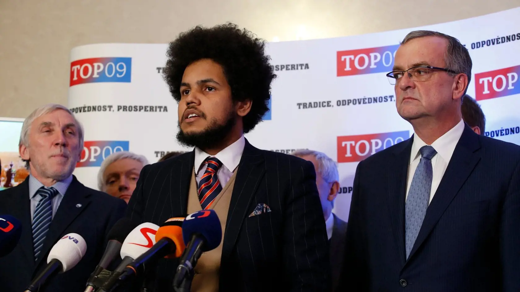 Českom znova otriasol prípad 25-ročného politika Dominika Feriho, ktorý čelí obvineniam zo sexuálneho zneužitia niekoľkých žien. Medzi údajnými obeťami sa podľa denníka Blesk nachádza aj 17-ročné dievča, takže ho stíhajú aj pre trestný čin spáchaný na maloletej osobe. Hrozí mu až 10 rokov za mrežami.