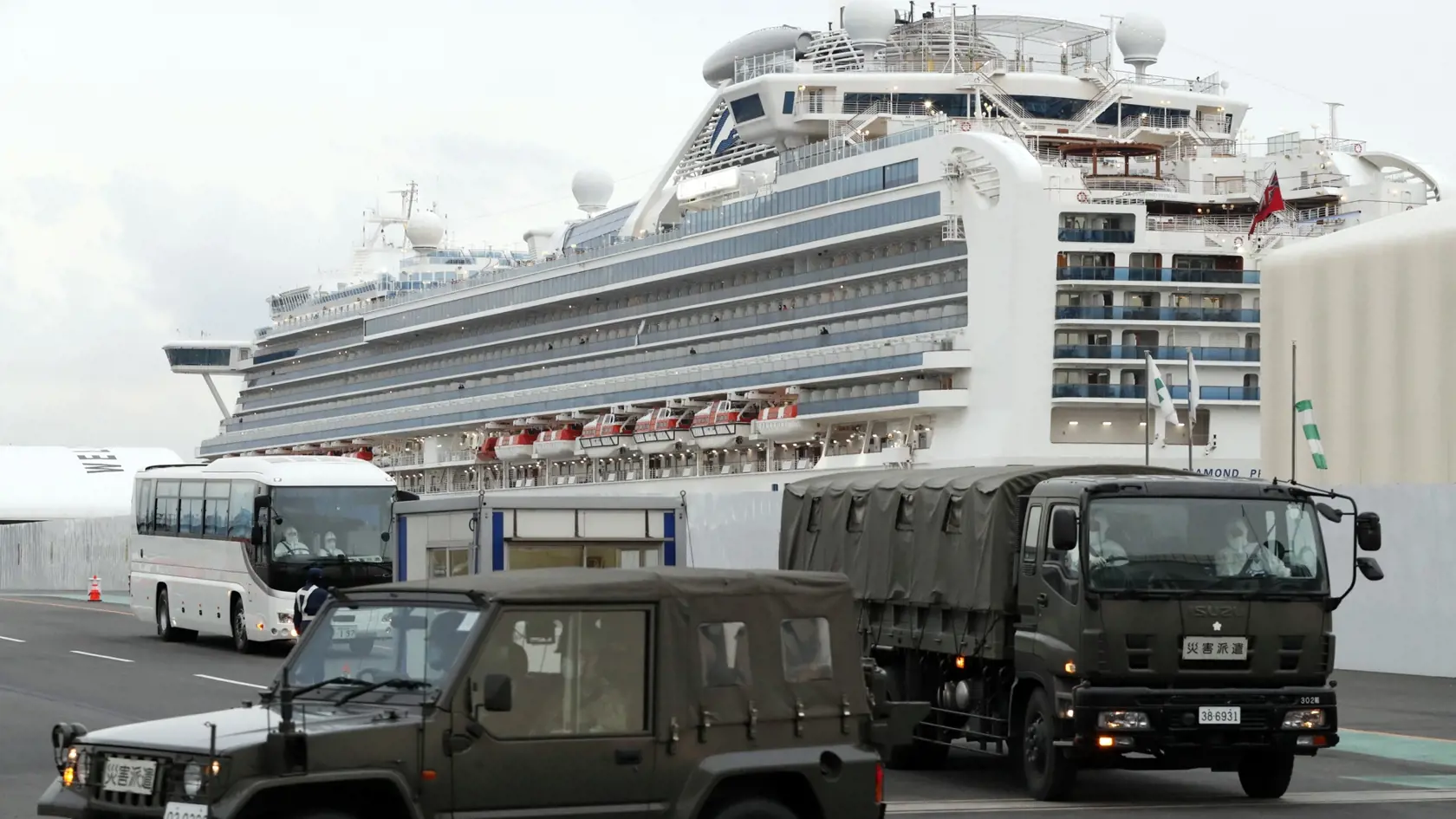 Nákaza novým koronavírusom sa potvrdila u ďalších 13 pasažierov veľkej výletnej lode Diamond Princess, ktorá od začiatku februára kotví v prístave japonského mesta Jokohama a do stredy bola v karanténe.
