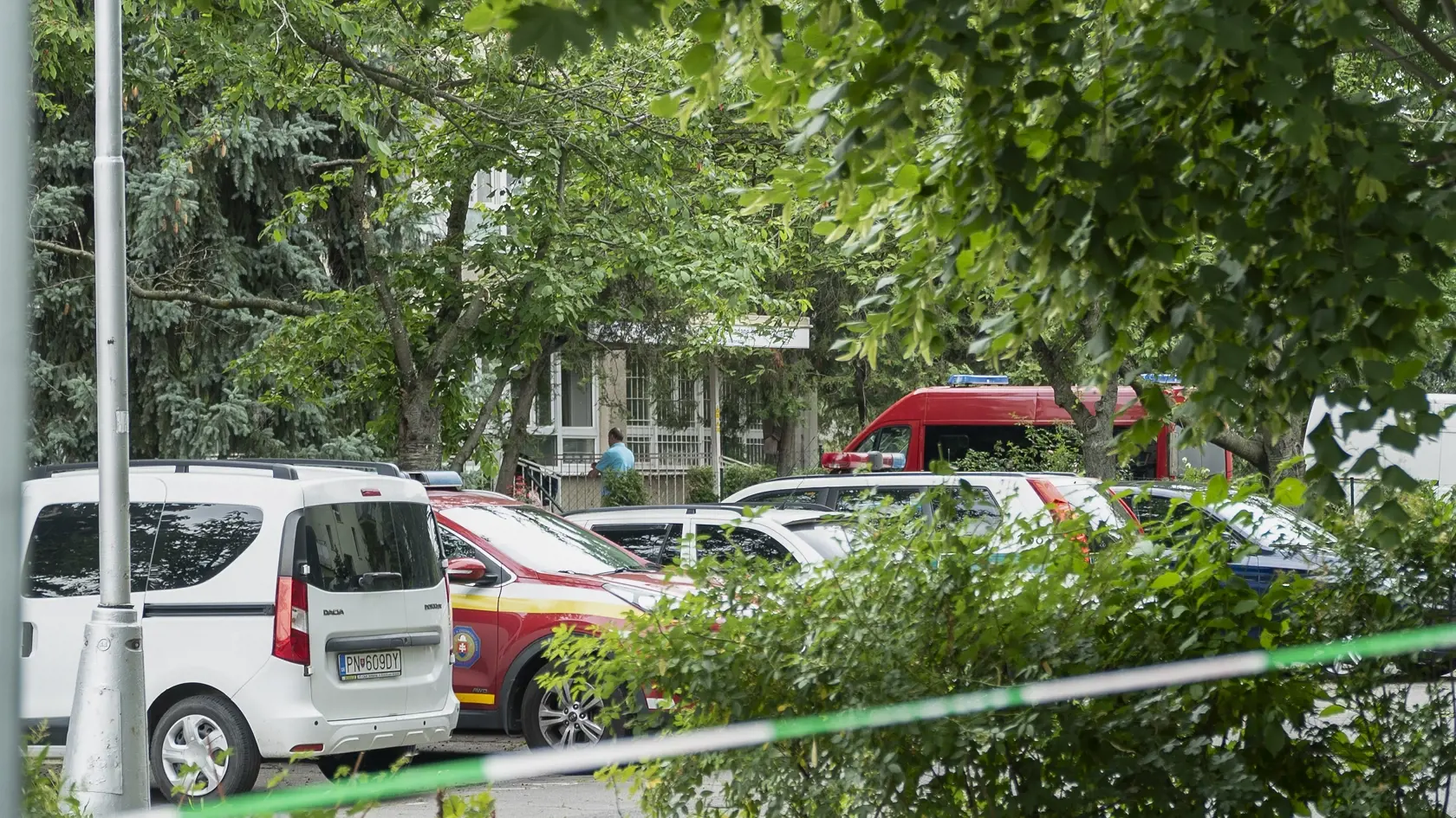 Na bratislavskej škole na Skalickej ulici došlo k sobotu (1.7.) k tragickému incidentu. V priestoroch vzdelávacieho zariadenia vypukol požiar. Privolaní hasiči po jeho uhasení našli na mieste telo muža bez známok života.