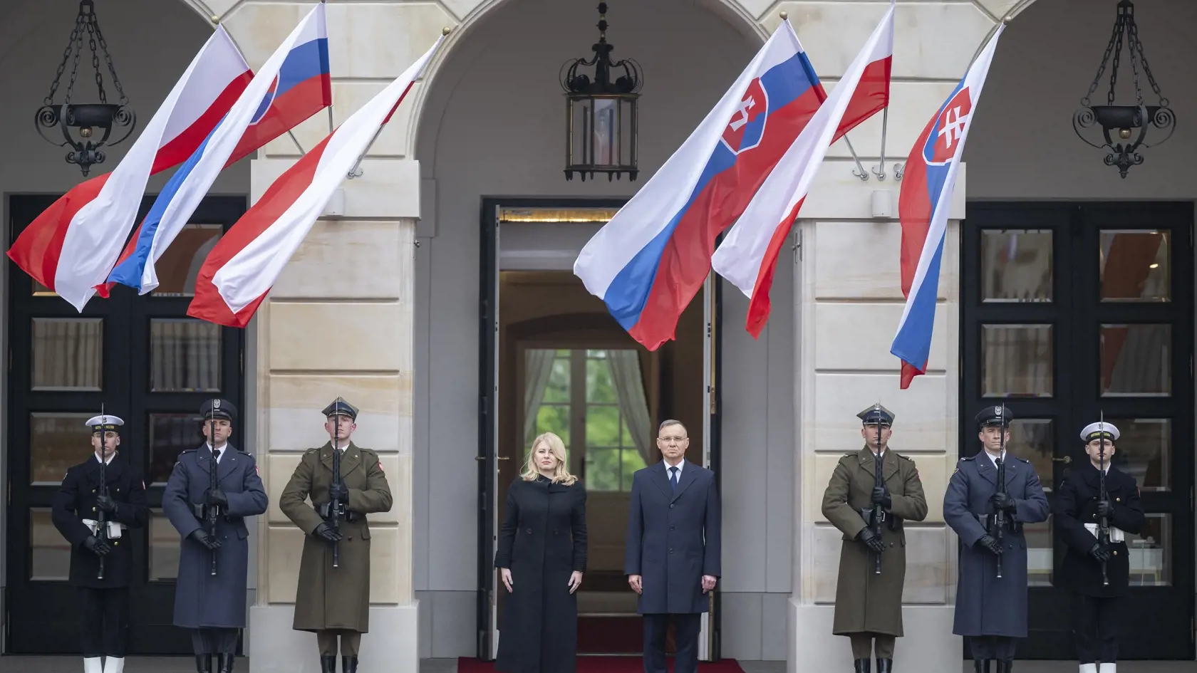 Prezidentka SR Zuzana Čaputová odcestovala v utorok 16. apríla 2024 na rozlúčkovú návštevu Poľska. Na snímke prezidentka SR Zuzana Čaputová (uprostred vľavo) a poľský prezident Andrzej Duda pózujú počas uvítaceho ceremoniálu vo Varšave v utorok 16. apríla 2024. FOTO TASR - Martin Baumann