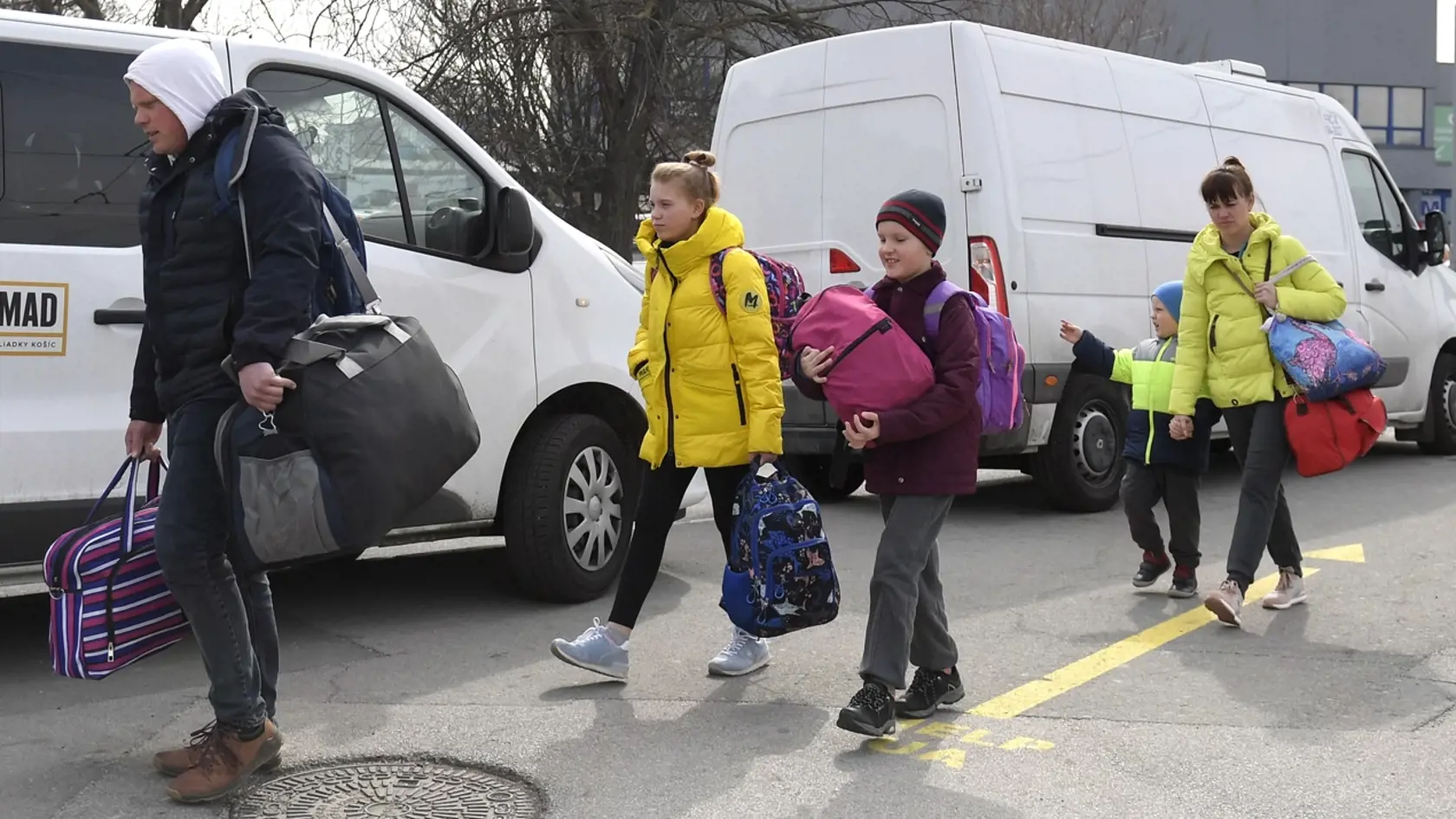 Na snímke utečenci z Ukrajiny pred autobusovou stanicou v Košiciach 29. marca 2022. FOTO TASR – František Iván