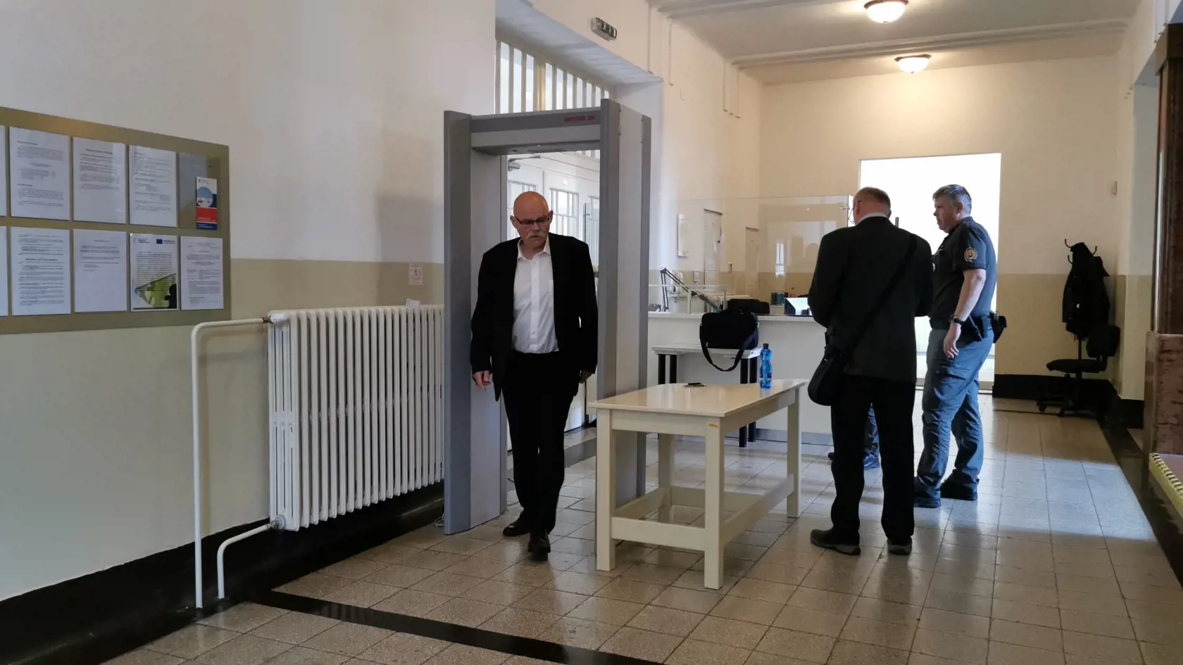 Napriek tomu, že na súd sa dostavili obaja obžalovaní, prokurátor, traja poškodení aj štyri obhajcovia, pojednávanie sa nezačalo. Neprišiel totiž jeden sudca, člen senátu.
