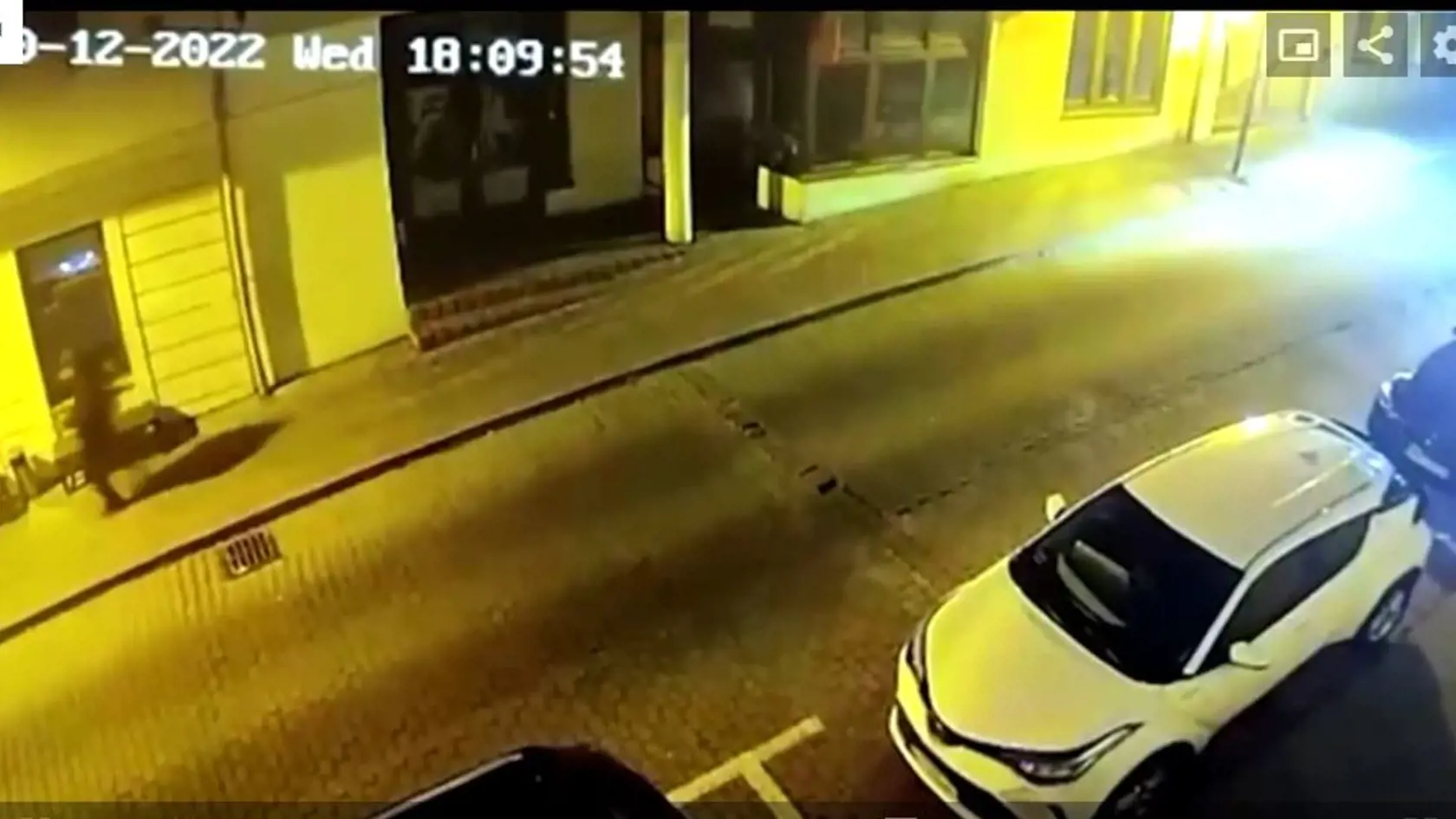 Potom sa vrátil späť do vchodu, vymenil si zásobník a rozbehol sa naspäť k obetiam.
