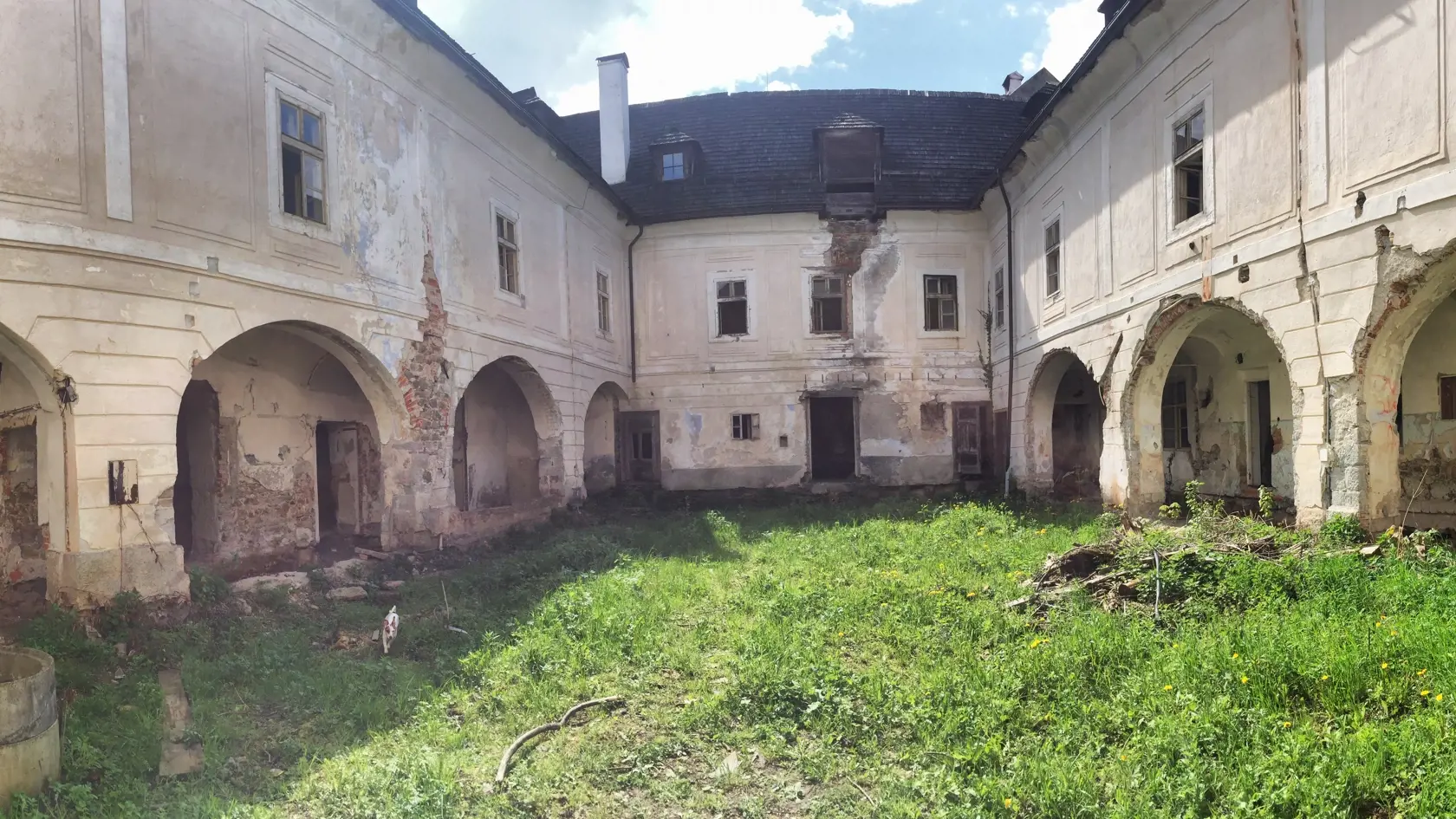 Historická budova v Banskej Štiavnici v ktorej má apartmán bývalý minister obrany Jaroslav Naď bola pred rekonštrukciou ruina.