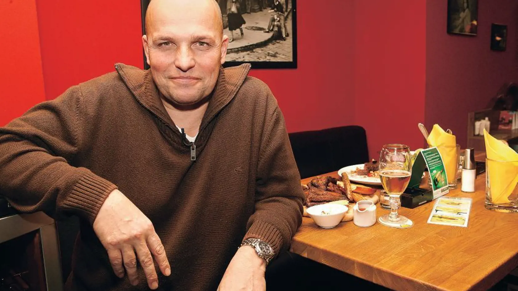 Drsný šéfkuchár Zdeněk Pohlreich pripravuje