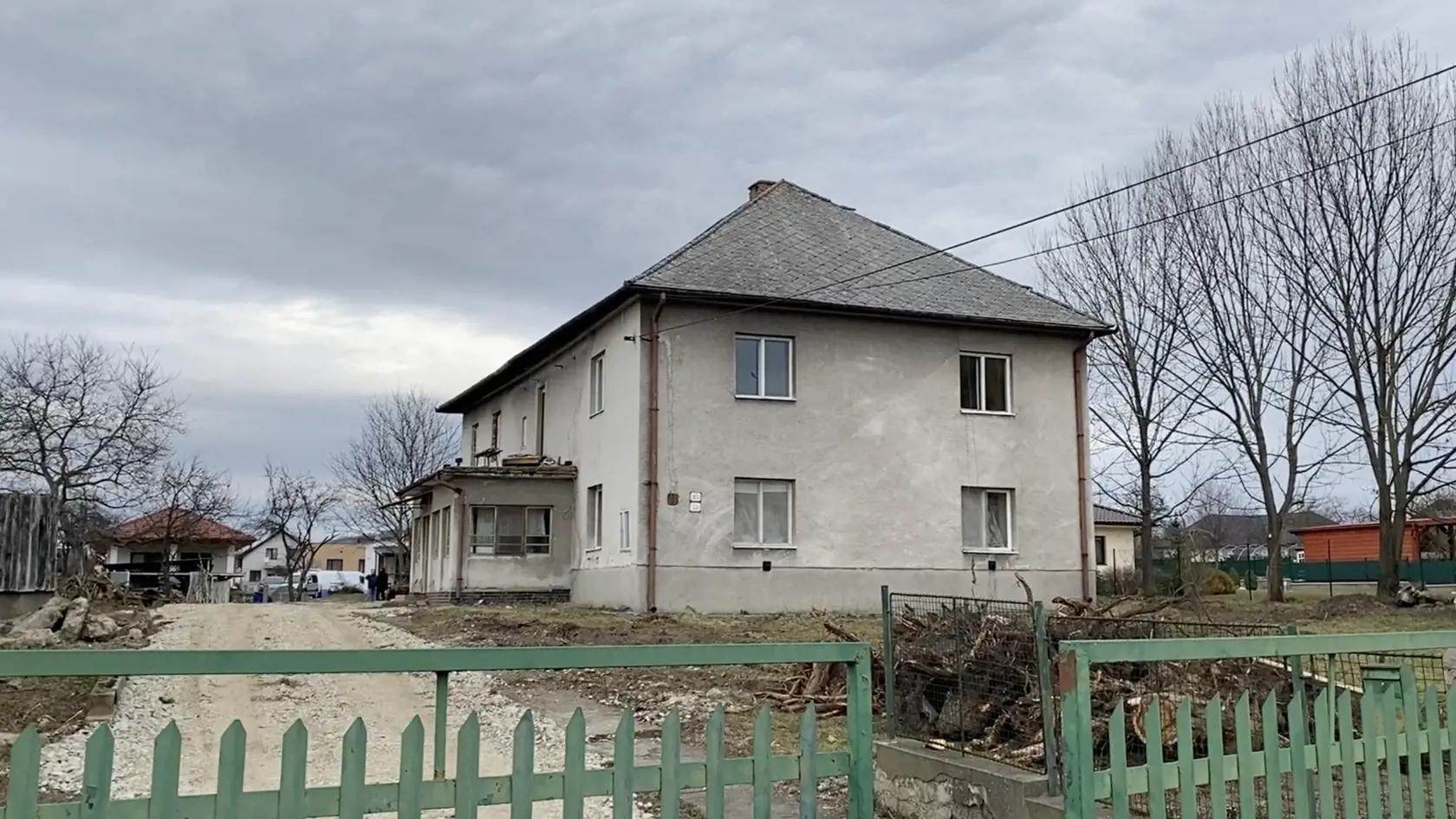 Malý kaštieľ v Ľuboticiach pri Prešove postavili v 17.storočí, v časoch socializmu ho prestavali na rodinný dom.