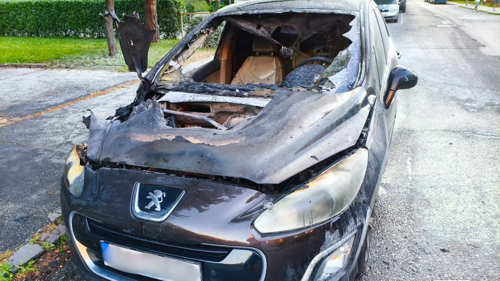 V bratislavskom Ružinove na Sabinovskej ulici horelo auto.