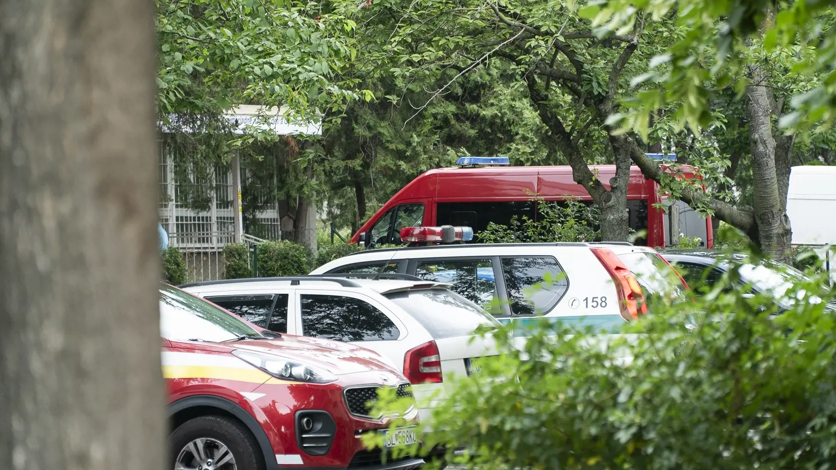Na bratislavskej škole na Skalickej ulici došlo k sobotu (1.7.) k tragickému incidentu. V priestoroch vzdelávacieho zariadenia vypukol požiar. Privolaní hasiči po jeho uhasení našli na mieste telo muža bez známok života.
