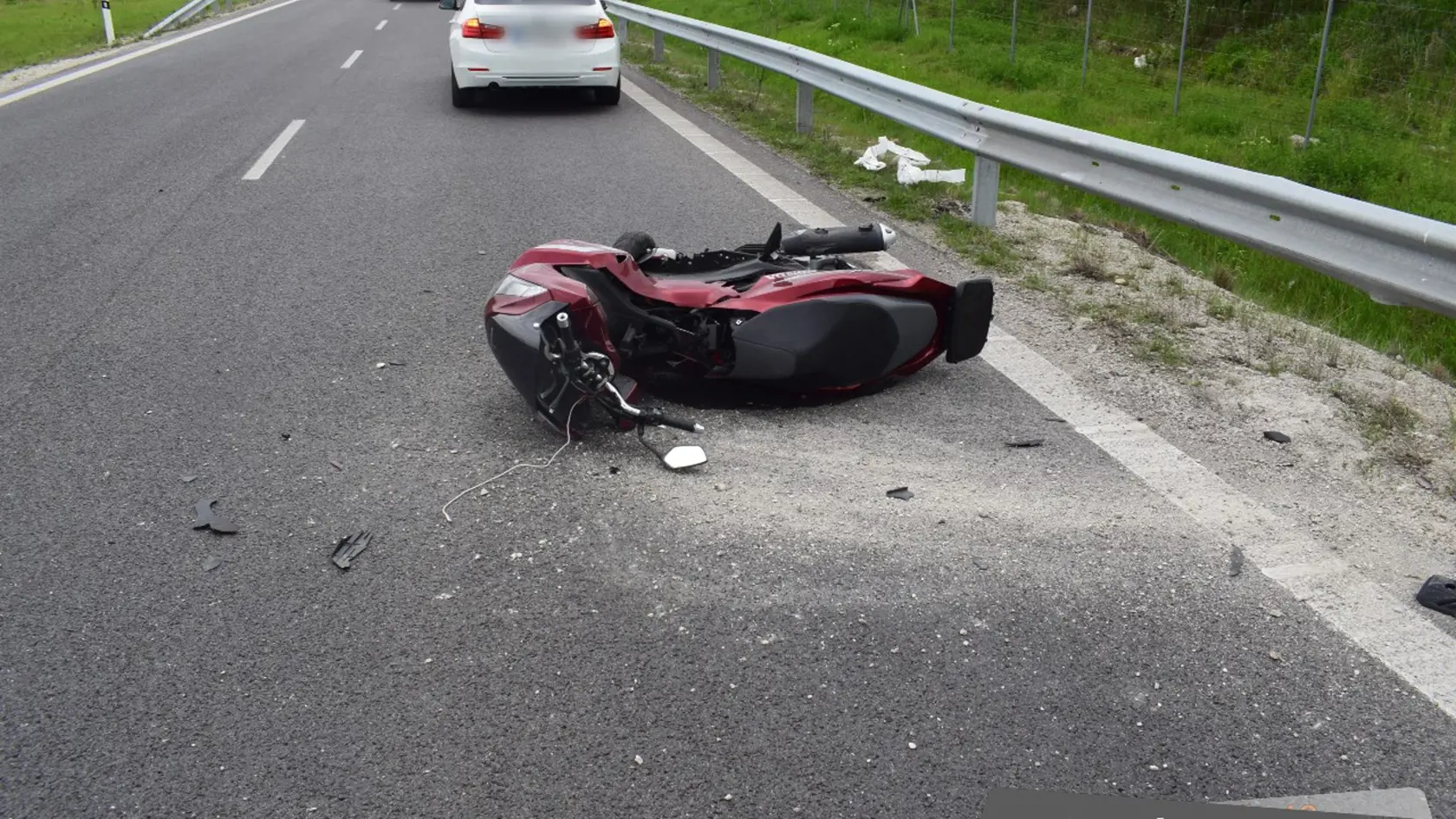 Motorkár náhle prešiel za krajnicu a narazil do zvodidiel.