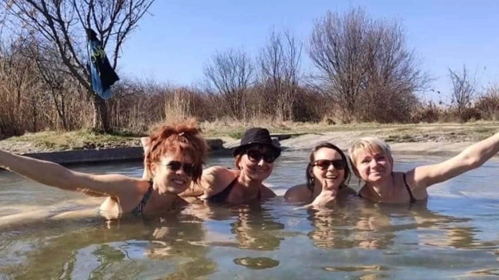 Voda z vrtu pri Chorvatskom Grobe voľne vyteká na povrch z hĺbke 971 - 1 23+ metrov a má teplotu až neuveriteľných 50°C.