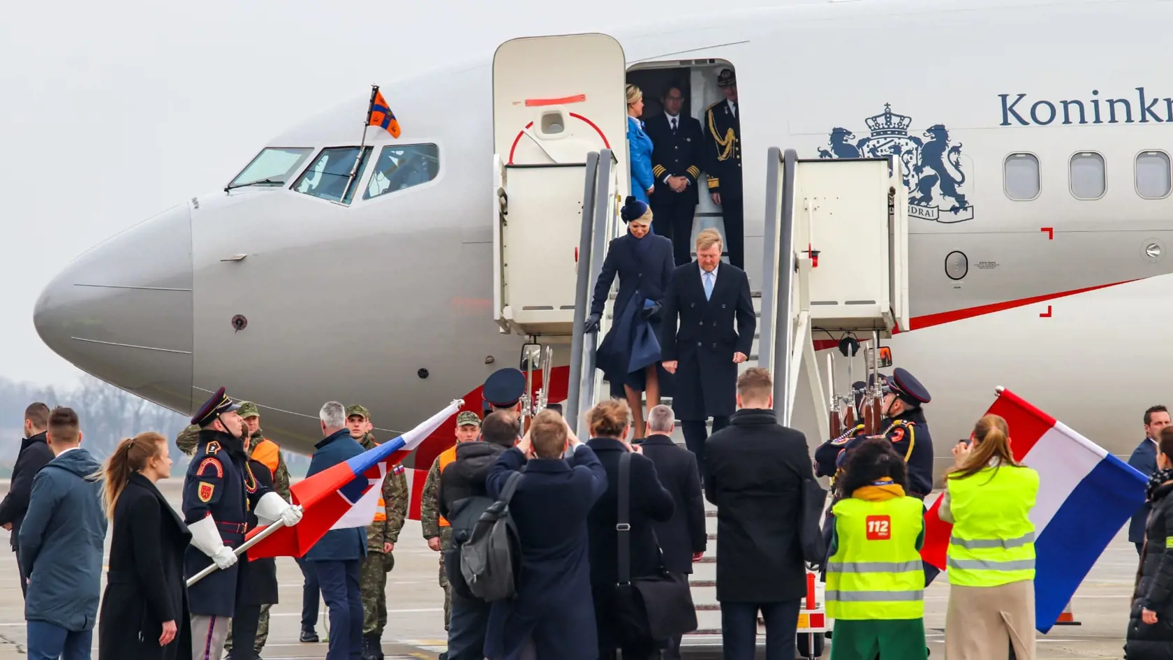 Holandský kráľovský pár priletel s vládny holandským lietadlom Boeing 737-700 na bratislavské letisko. Holandský kráľ Viliam Alexander kopilotoval lietadlo, keďže má záľubu v lietaní, po skončení univerzity získal licenciu armádneho pilota. Trojdňová oficiálna návšteva holandského kráľovského páru pokračovala ceremoniálom v Prezidentskom paláci, kde ich privítala prezidentka SR Zuzana Čaputová. 
